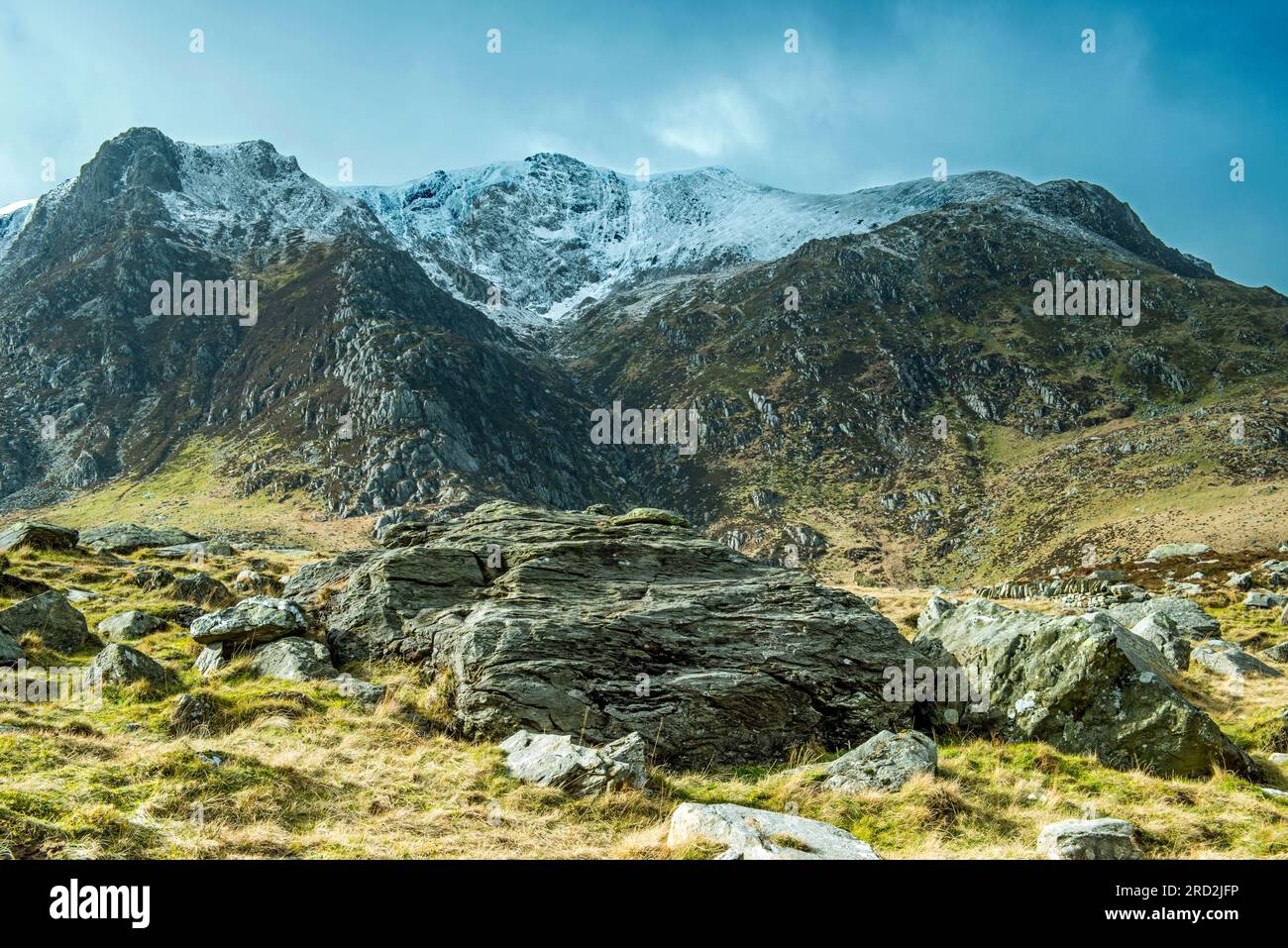 Y Garn vicino al Llyn Idwal Lake Snowdonia (Yr Eyri) National Park - con neve sulla cima di Y Garn, sole e cielo blu Foto Stock