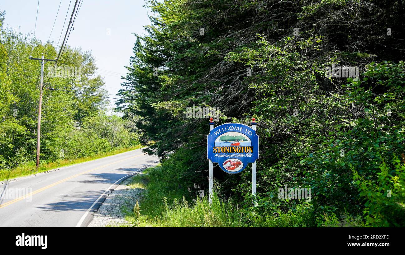 STONINGTON, MAINE, USA - 13 LUGLIO 2023: Cartello stradale Stonington in paesaggio estivo vicino alla strada Foto Stock