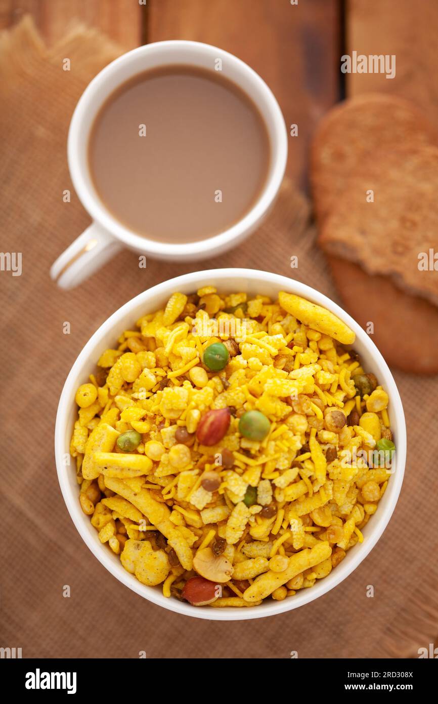 Primo piano di croccanti miscele di spuntini indiani con tè caldo o caffè e biscotti fatti a mano (biscotti). Riprese in studio con angolazione rifiutata. Foto Stock