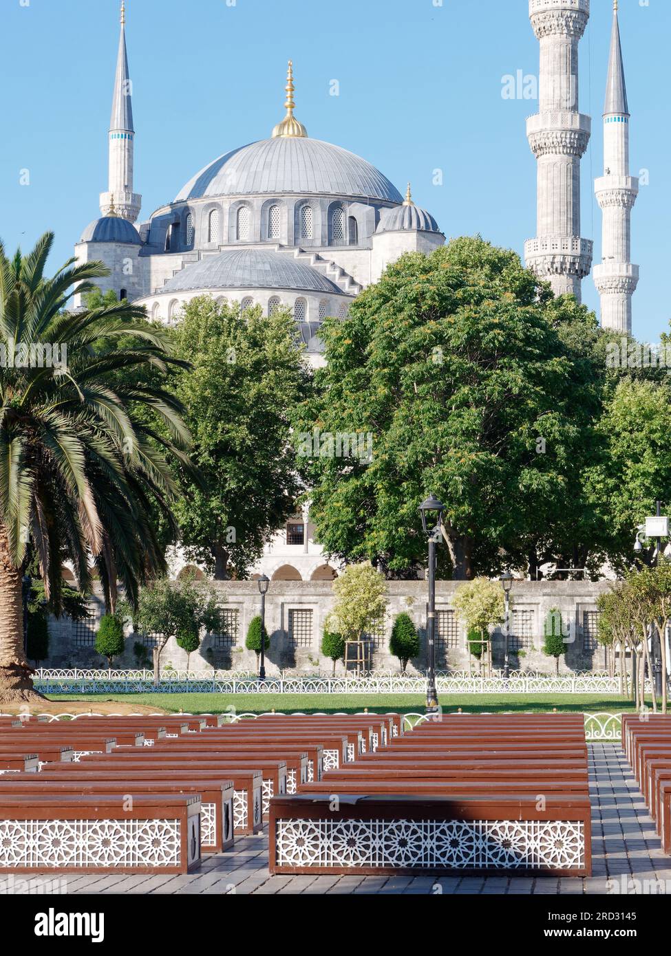 Moschea Sultan Ahmed, nota anche come Moschea Blu, nel Parco Sultanahmet, Istanbul, Turchia. Area pittoresca con alberi, giardino e panchine di legno. Foto Stock