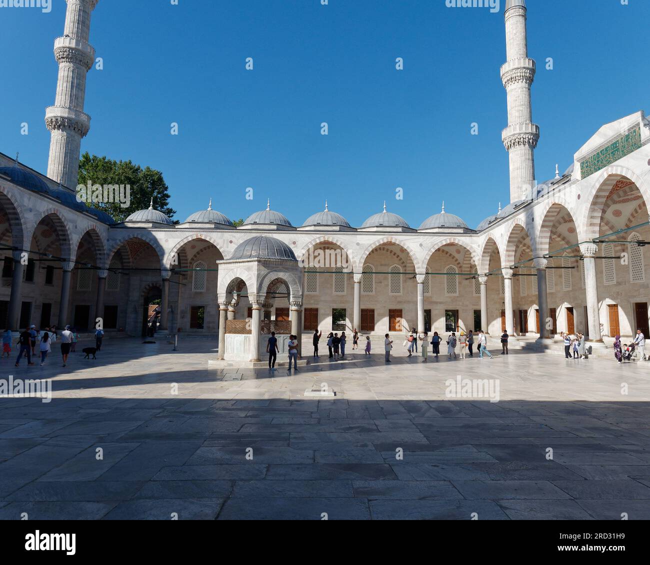 I visitatori del Sahn aka Courtyard della Moschea del Sultano Ahmed alias Moschea Blu in una mattina estiva a Istanbul, Turchia Foto Stock