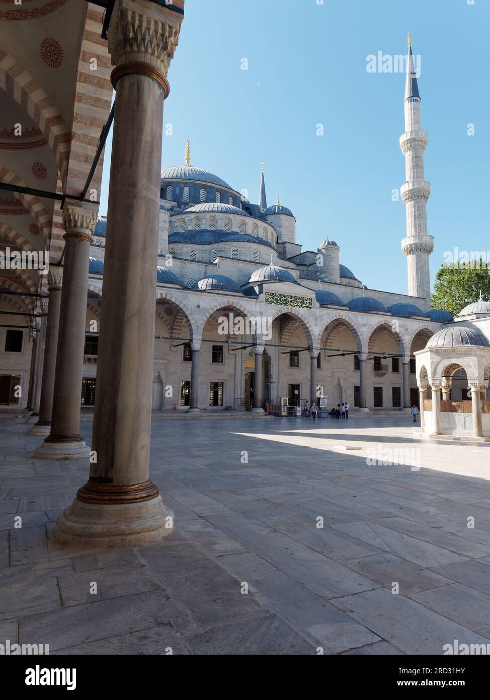 I visitatori del Sahn aka Courtyard della Moschea del Sultano Ahmed alias Moschea Blu in una mattina estiva a Istanbul, Turchia Foto Stock