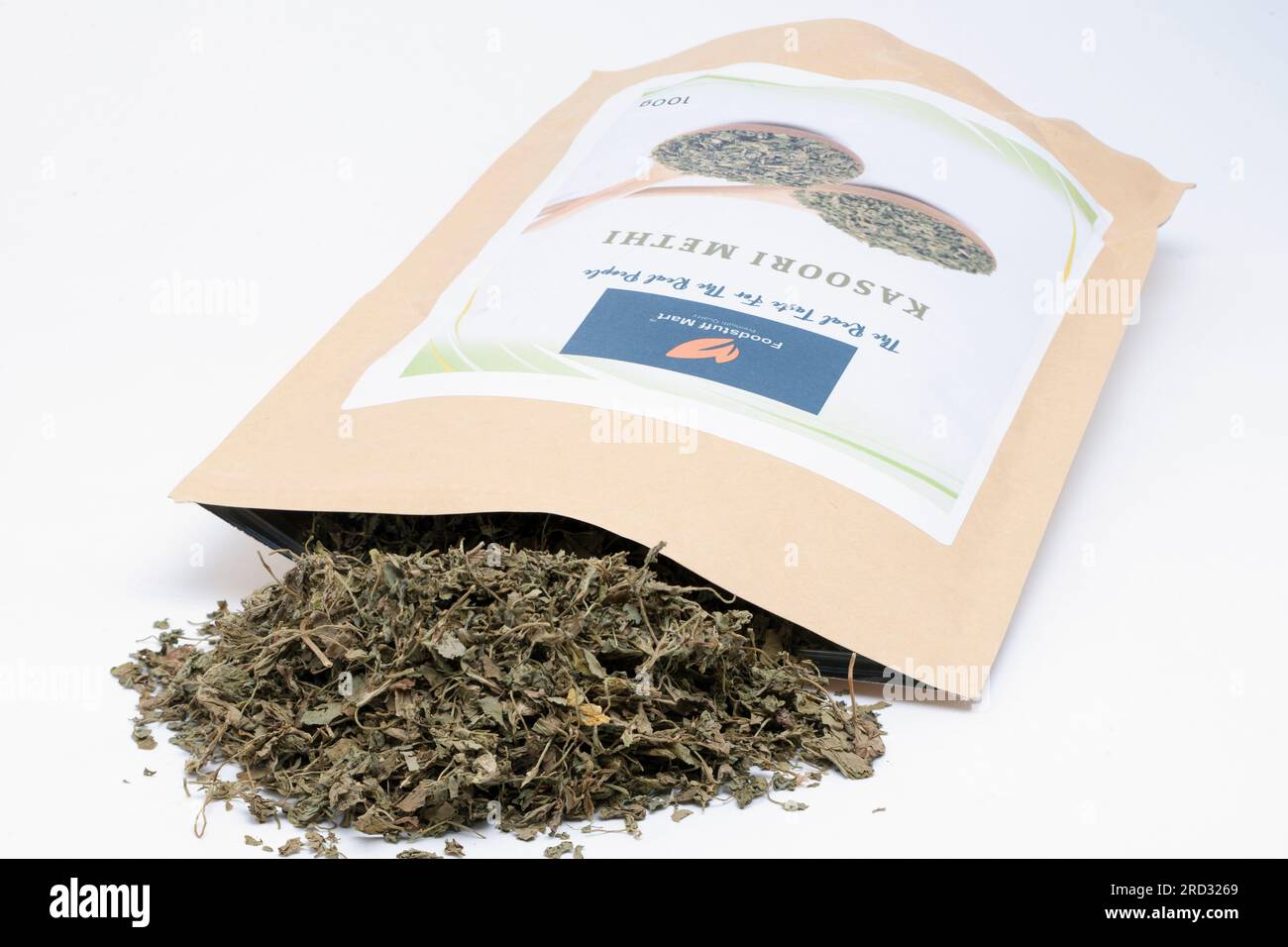 Confezione da 100 grammi di foglie di fieno greco essiccate Kasoori Methi di origine indiana da Foodstuff Mart Premium Quality Store Foto Stock