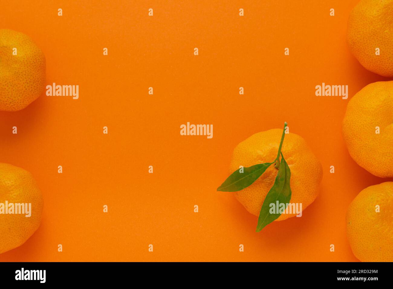 Mandarino su sfondo arancione per il minimalismo dell'idea Foto Stock
