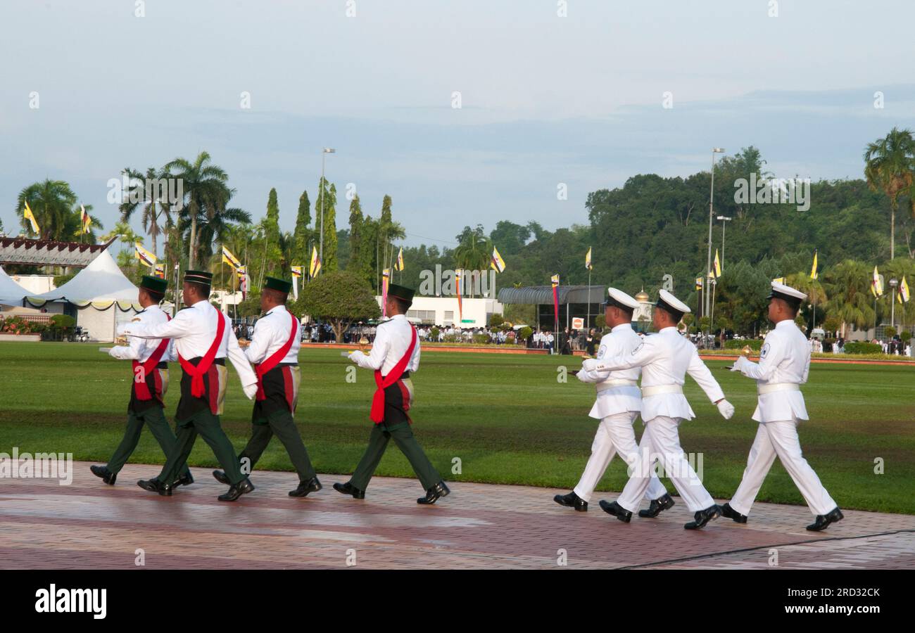 Le forze armate sfilano per celebrare il 77° compleanno del sultano il 15 luglio 2023, Bandar seri Begawan, Brunei Foto Stock