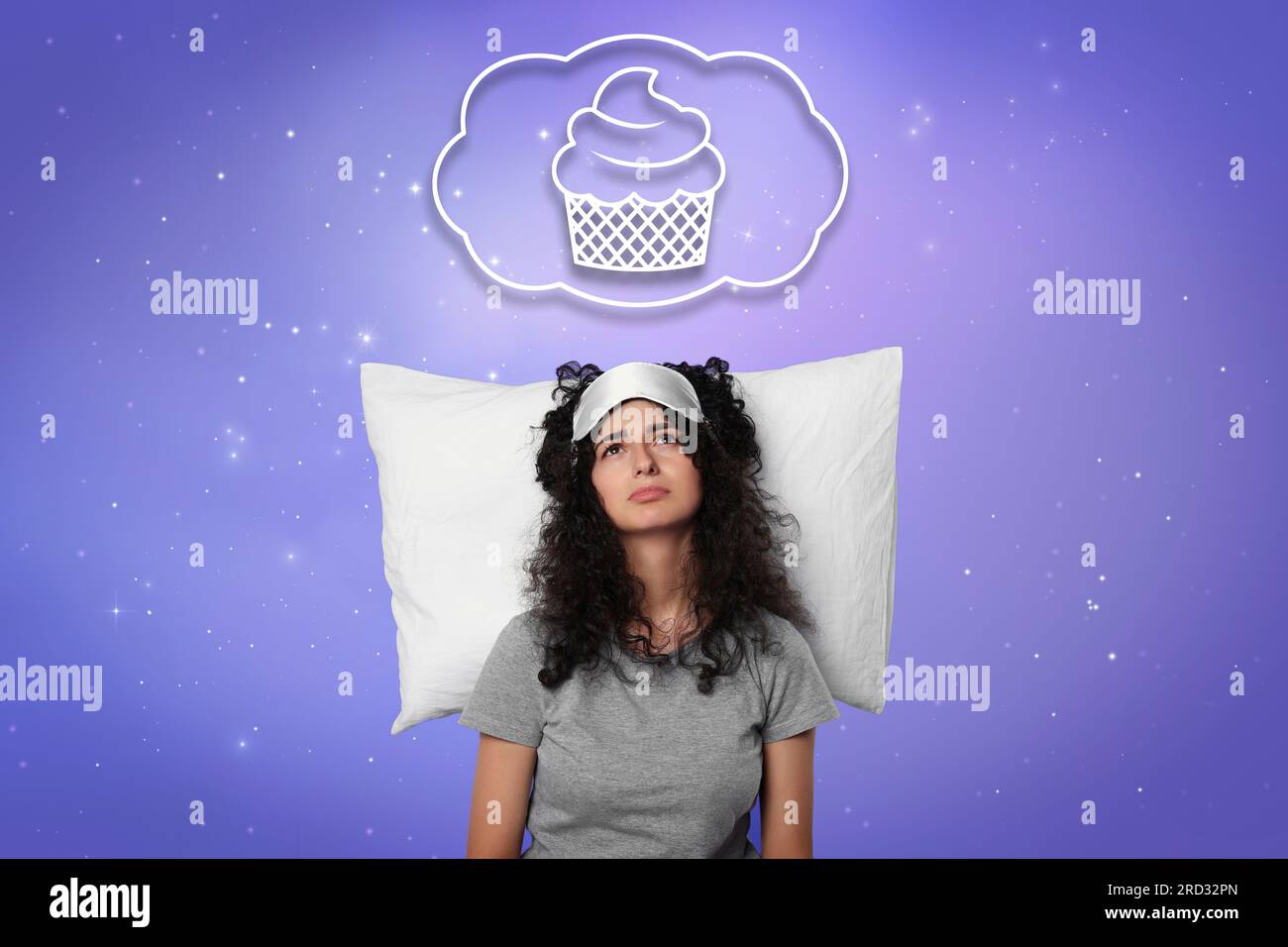 Insonnia. La donna non può addormentarsi a causa della fame contro il cielo stellato notturno. Nuvola di pensiero con illustrazione di cupcake sopra di lei Foto Stock