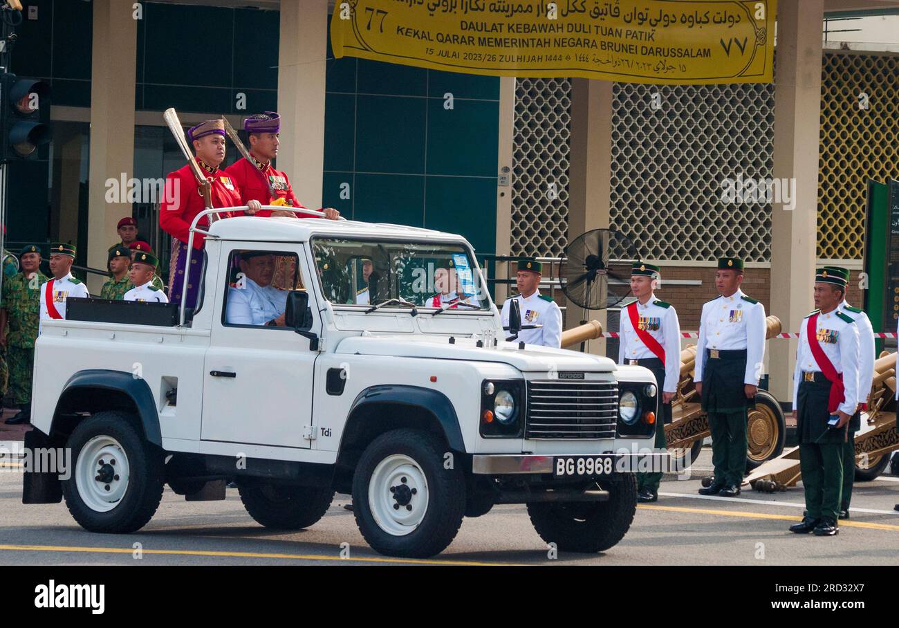 Ufficiali armati in abito cerimoniale, sfilata per celebrare il 77° compleanno del sultano il 15 luglio 2023, Bandar seri Begawan, Brunei Foto Stock