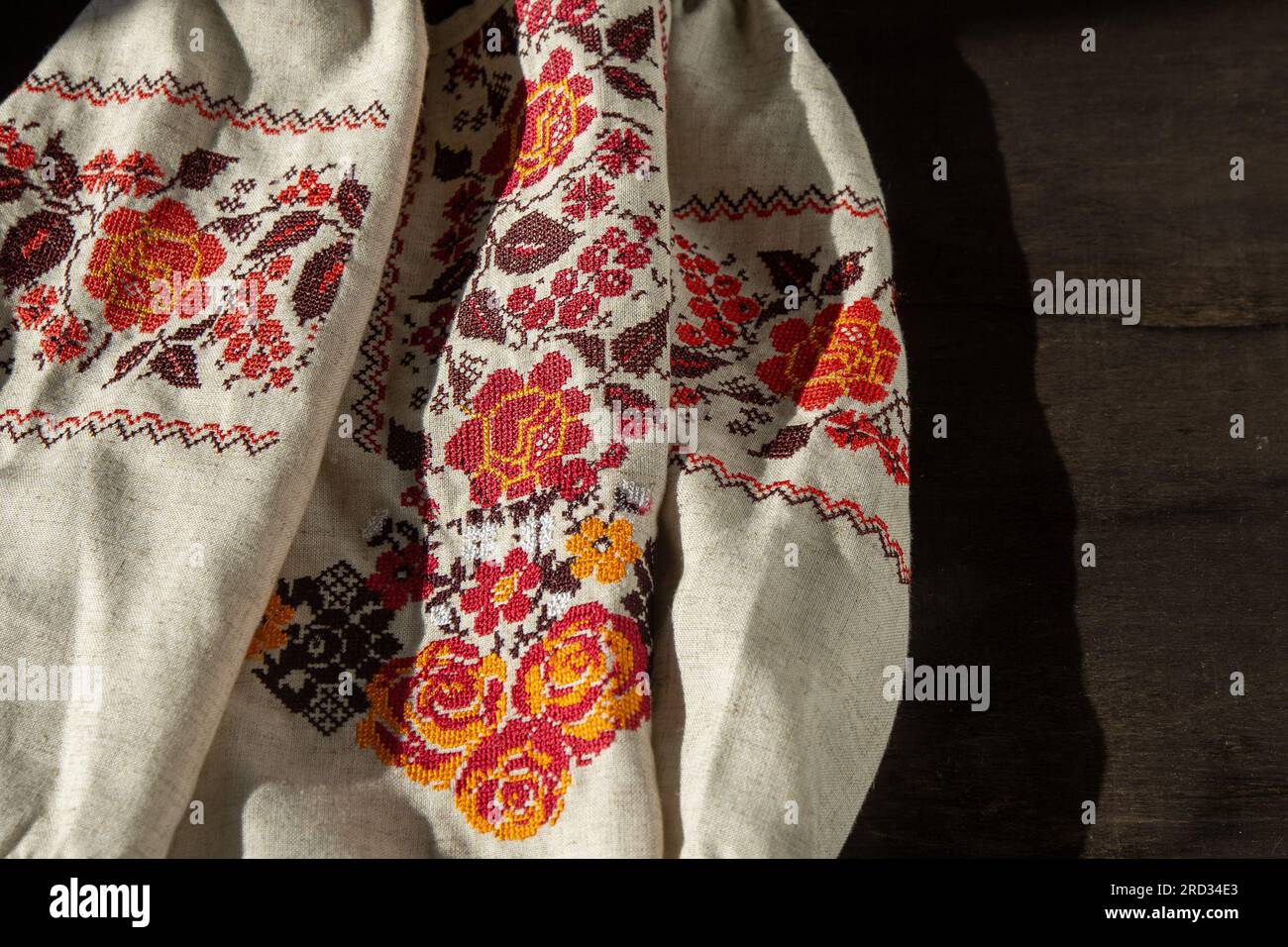 Maglietta ricamata con abiti ucraini. Sfondo rosso arancione e nero. Vyshyvanka è un simbolo dell'Ucraina. Cucitura a croce con ricami. Punto nazionale ucraino. Simbolo dell'abbigliamento tradizionale. Foto Stock