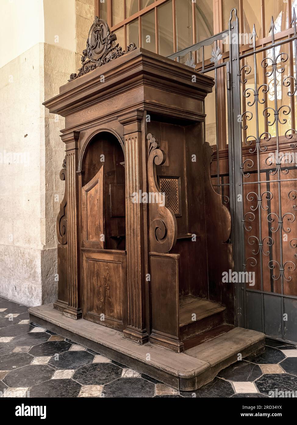 Storico confessionale in legno nella Basilica della Santissima Trinità, Cracovia Polonia Foto Stock
