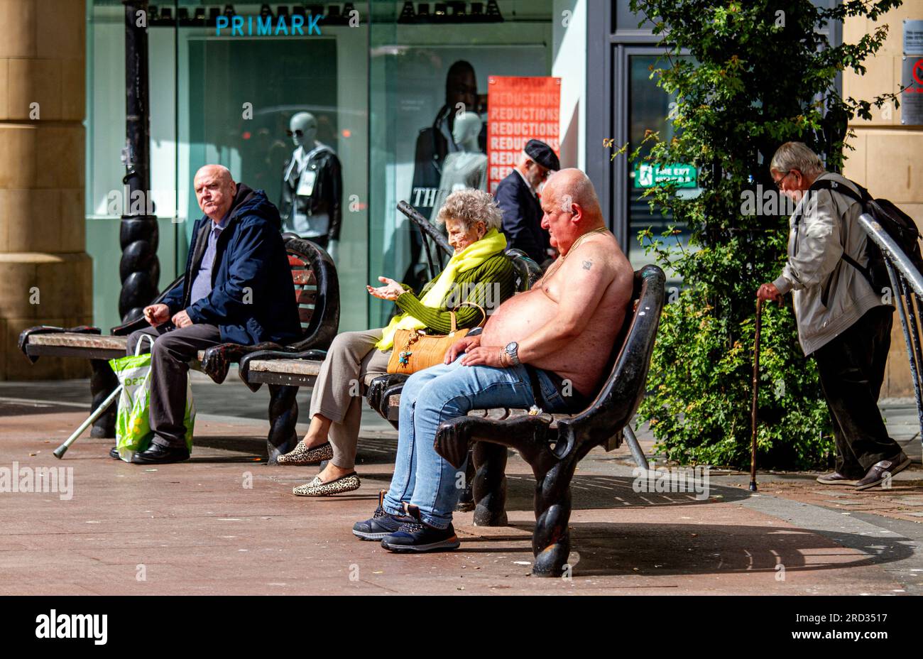 Dundee, Tayside, Scozia, Regno Unito. 18 luglio 2023. Tempo nel Regno Unito: La temperatura del giorno d'estate di oggi a Tayside, in Scozia, ha raggiunto i 22°C. Gli eleganti residenti locali trascorrono la giornata nel centro di Dundee, approfittando del caldo sole del mattino di luglio e godendosi la vita cittadina. Crediti: Dundee Photographics/Alamy Live News Foto Stock