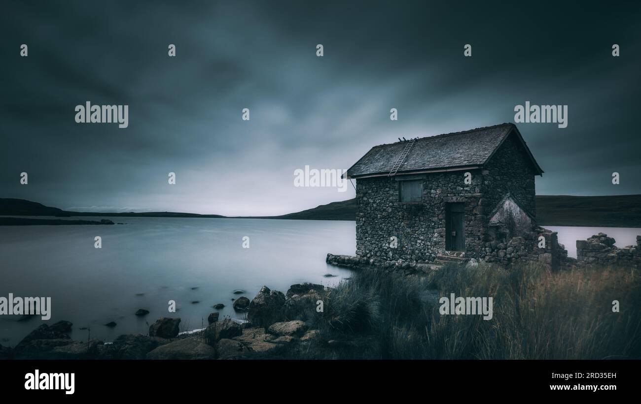 Vecchia casa di pesca sull'acqua di Devoke Foto Stock