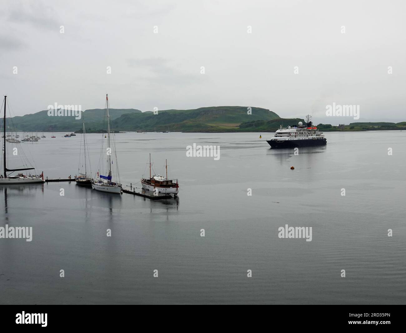 La nave da crociera passeggeri Hebridean Sky salpa verso il porto, verso il molo nord, Oban Bay, Ebridi interne, Scozia, Regno Unito. Foto Stock