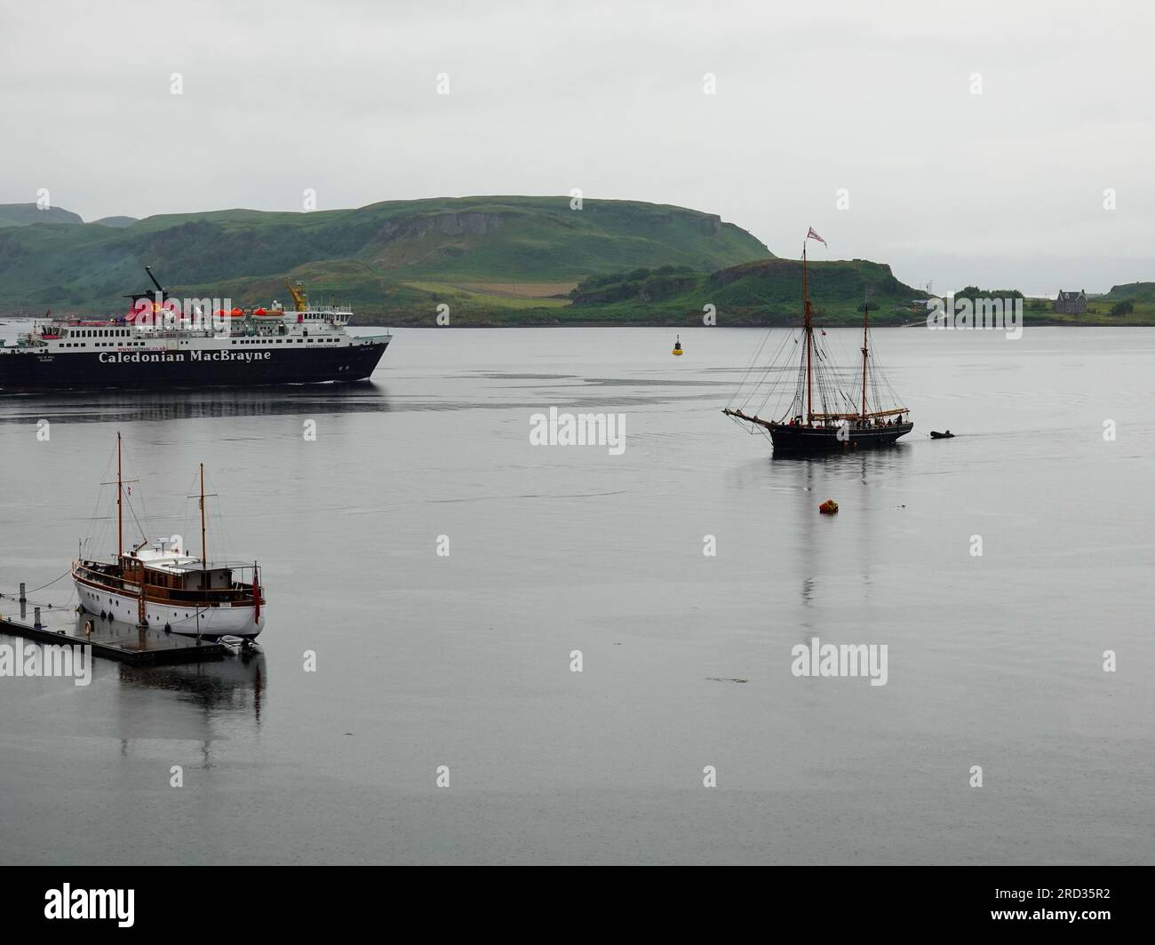 Assortimento di barche a Oban Bay in un triste giorno di giugno, Scozia, Regno Unito. Foto Stock