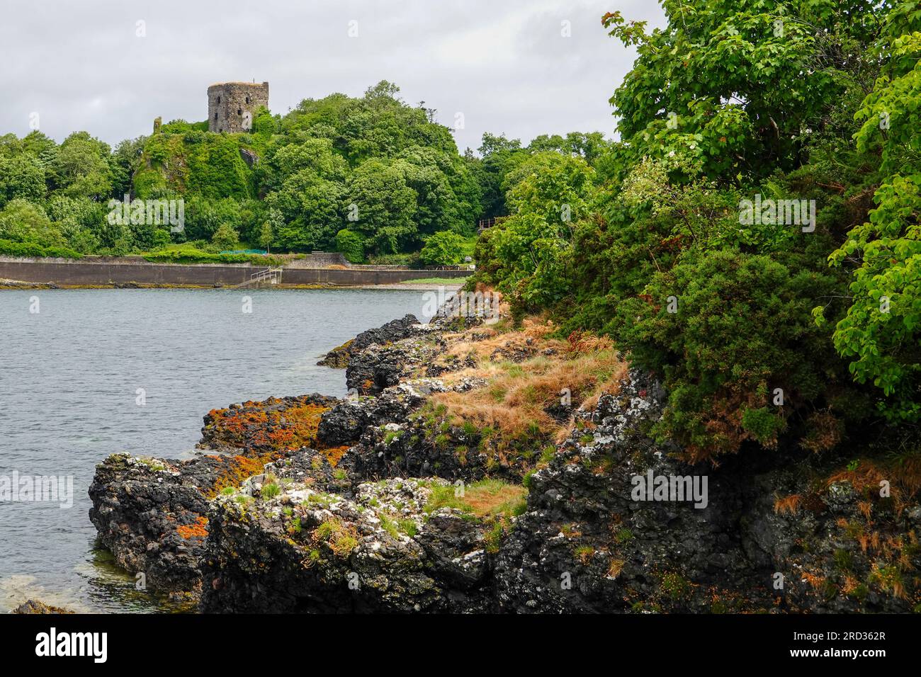 Guardando oltre l'acqua verso il castello di Dunollie, Oban, Scozia, Regno Unito. Foto Stock