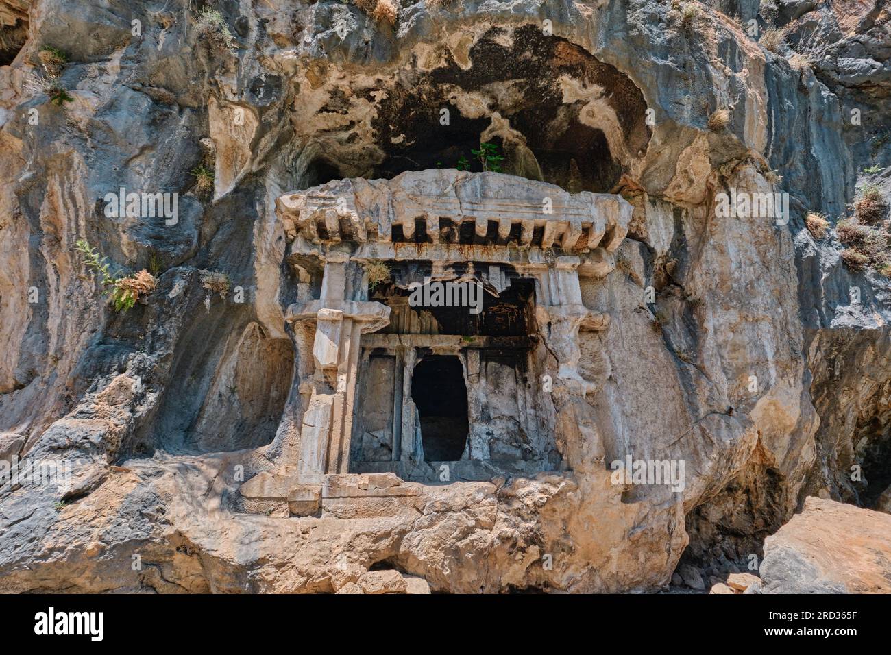 Mugla, Turchia - 19 luglio 2023: Tombe rupestri nell'antica città di Pinara Foto Stock