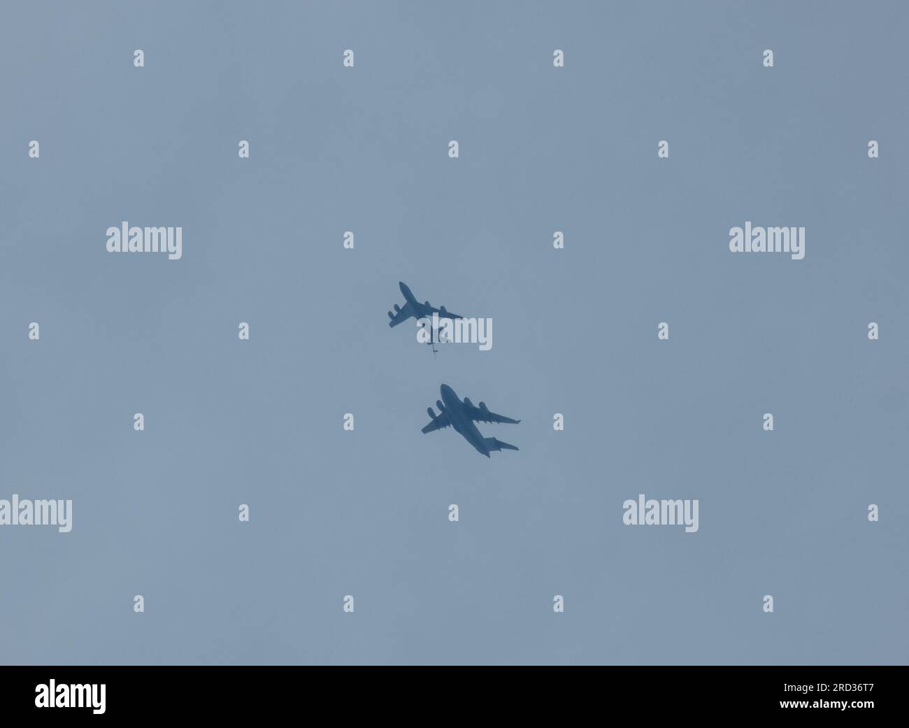 aereo cisterna militare nel cielo con nuvole 03 Foto Stock