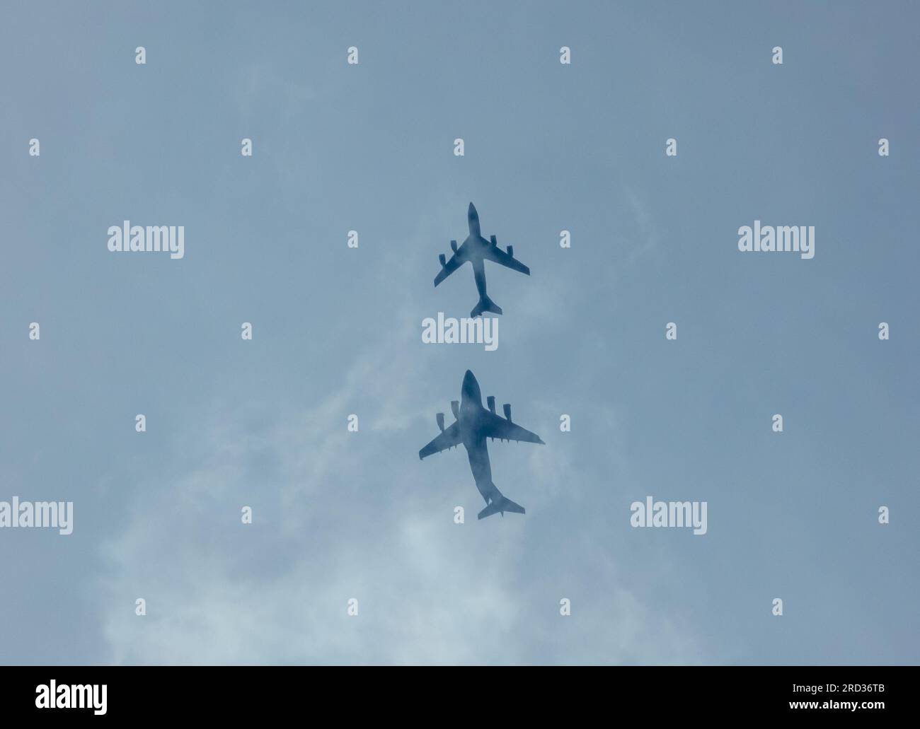 aereo cisterna militare nel cielo con nuvole Foto Stock