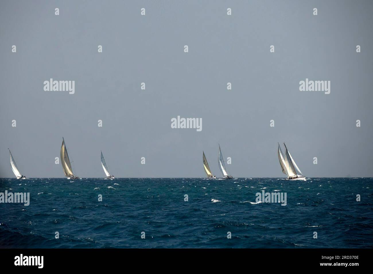 Una forte regata di vento a barcellona in barca a vela con vento forte. Yachting Foto Stock