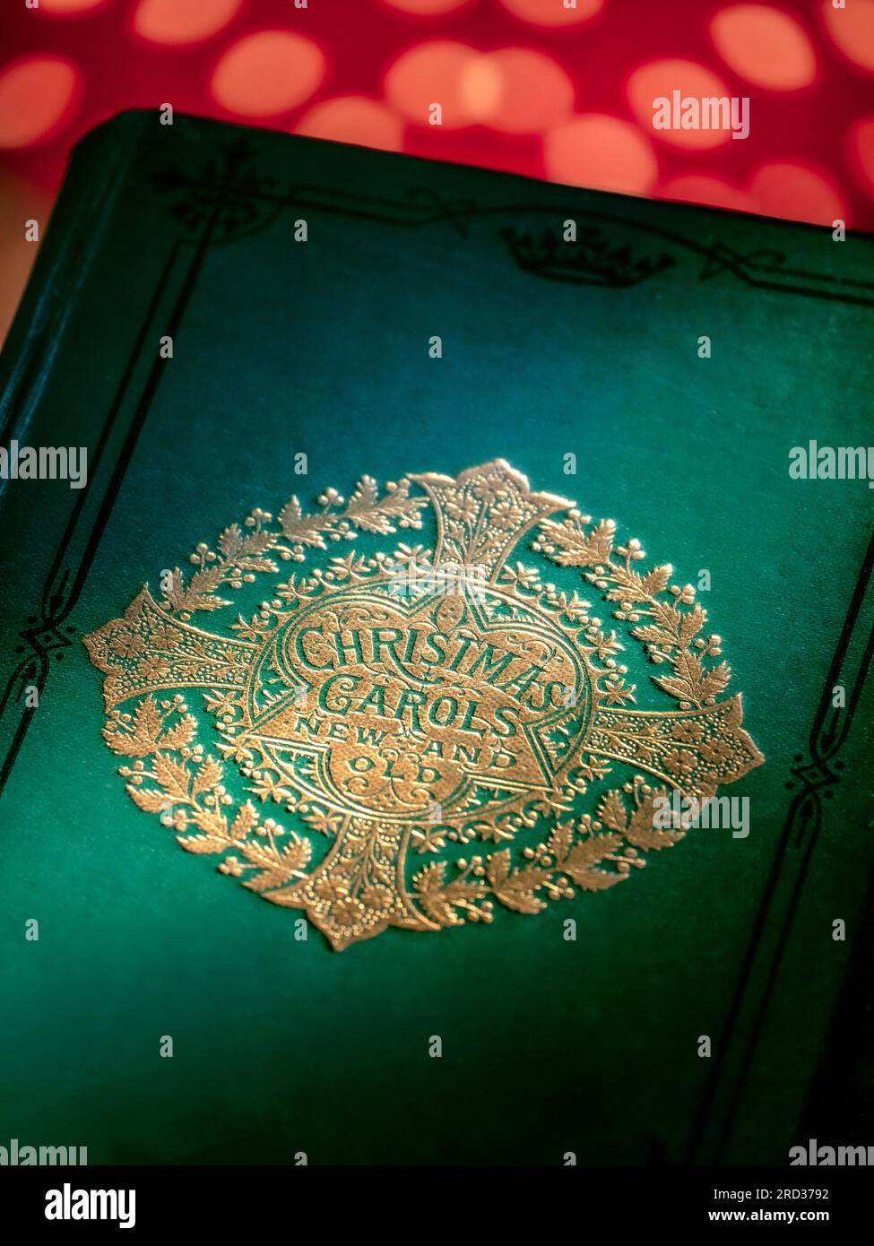 Copertina del libro di musica "Christmas Carols" con luci natalizie calde e invitanti in occasione del tradizionale evento musicale stagionale di Natale. Foto Stock