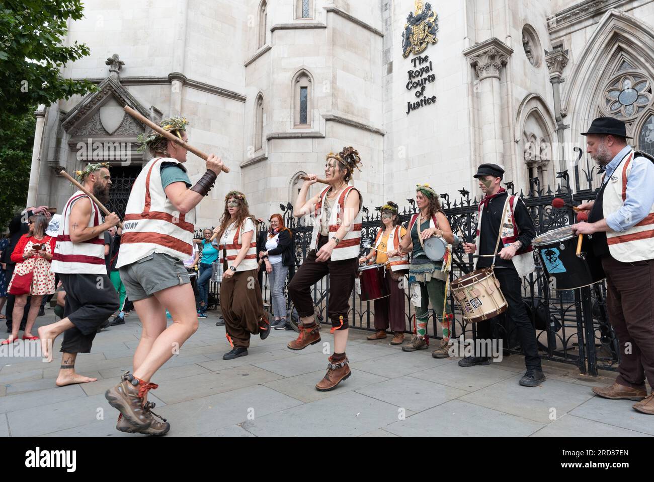 Londra, Regno Unito. 18 luglio 2023. Right to Roam e The Stars sono per tutti i partecipanti a un "Rally to Restore Rights to Wild Camping on Dartmoor" presso la Royal Courts of Justice, in quanto la Dartmoor National Park Authority (DNPA) ha presentato un appello in precedenza a favore di proprietari terrieri privati che limitava il diritto del pubblico di accamparsi nella zona. Crediti: Ron Fassbender/Alamy Live News Foto Stock