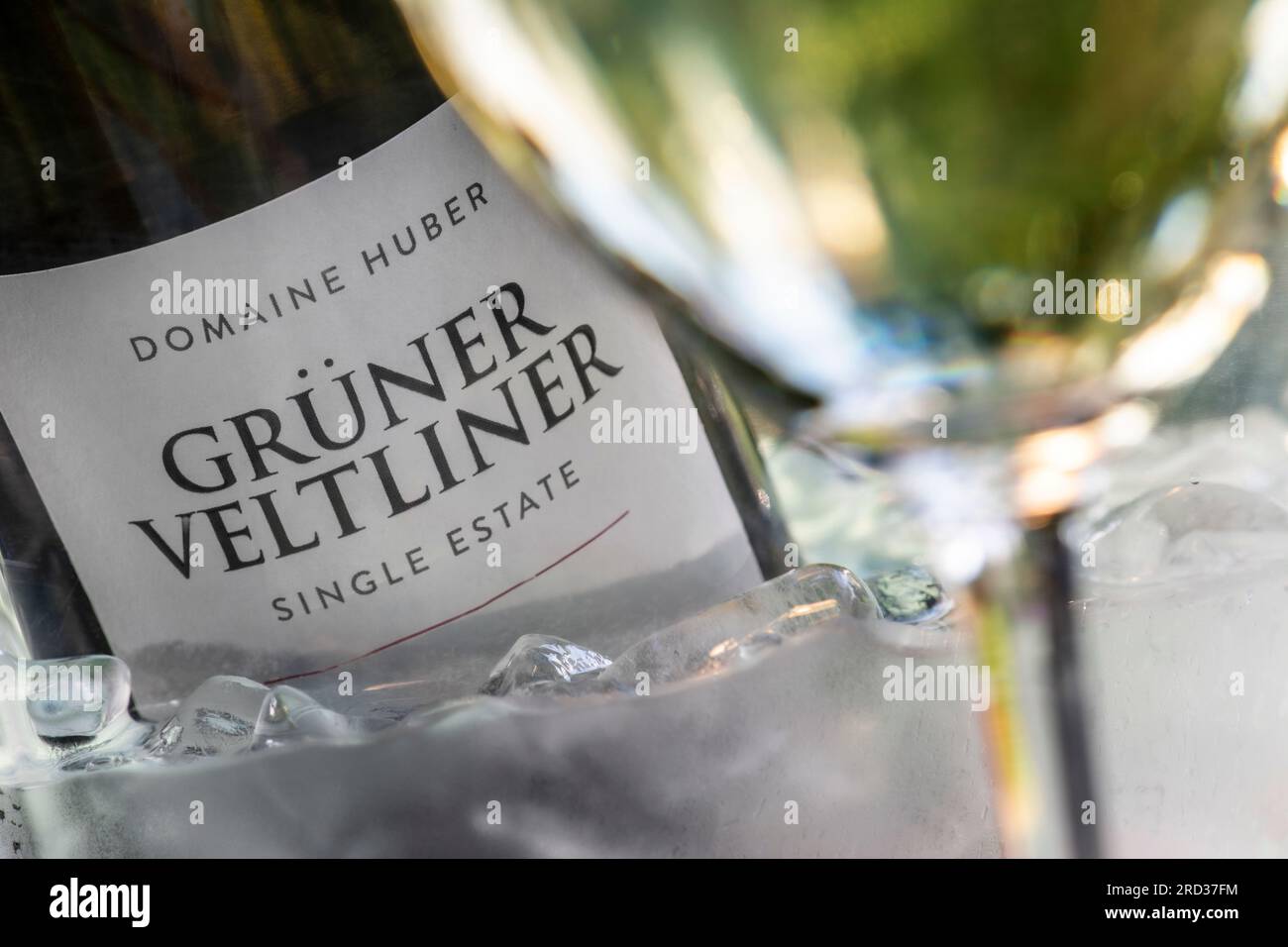 Grüner Veltliner Domaine Huber "singola azienda" vino austriaco in un refrigeratore all'aperto con bicchiere di vino Grüner Veltliner in primo piano Foto Stock
