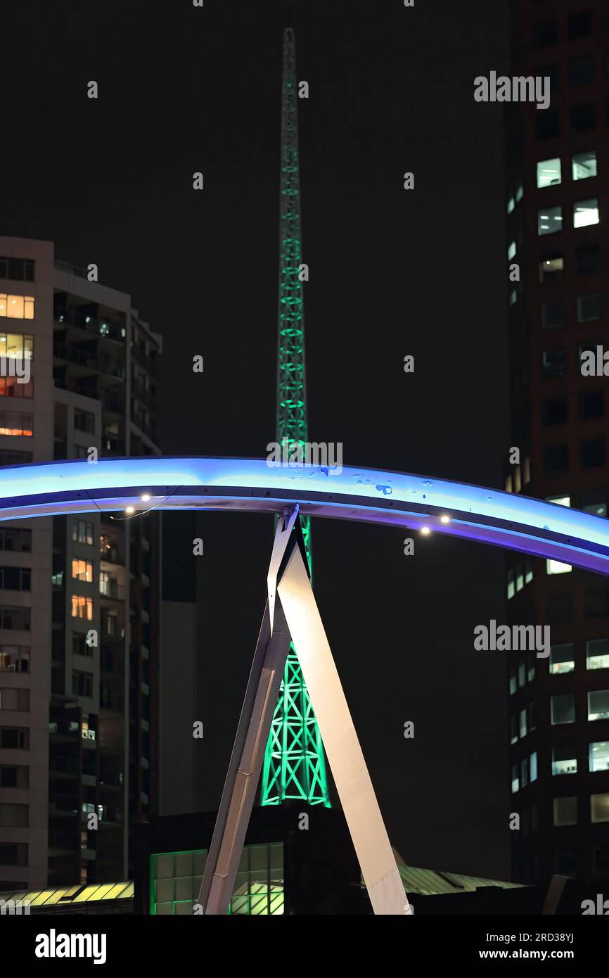 Vista notturna a 761° del ponte pedonale Evan Walker-Southbank, degli alti edifici e delle alte guglie illuminate dal verde. Melbourne-Australia. Foto Stock