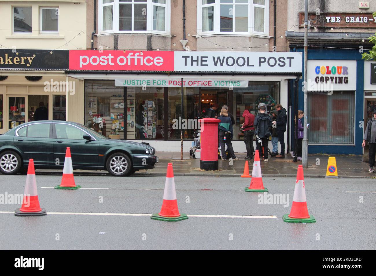 Toby Jones, Julie Hesmondhalgh che filma un dramma ITV Mr Bates VS The Post Office di Llandudno, basato su una vera storia di ingiustizia di Alan Bates, un sub-direttore delle poste che ha deciso di combattere contro uno scandaloso aborto spontaneo della giustizia. I sub-direttori delle poste e le postmiste innocenti sono stati erroneamente accusati di furto, frode e falsa contabilità. Foto Stock