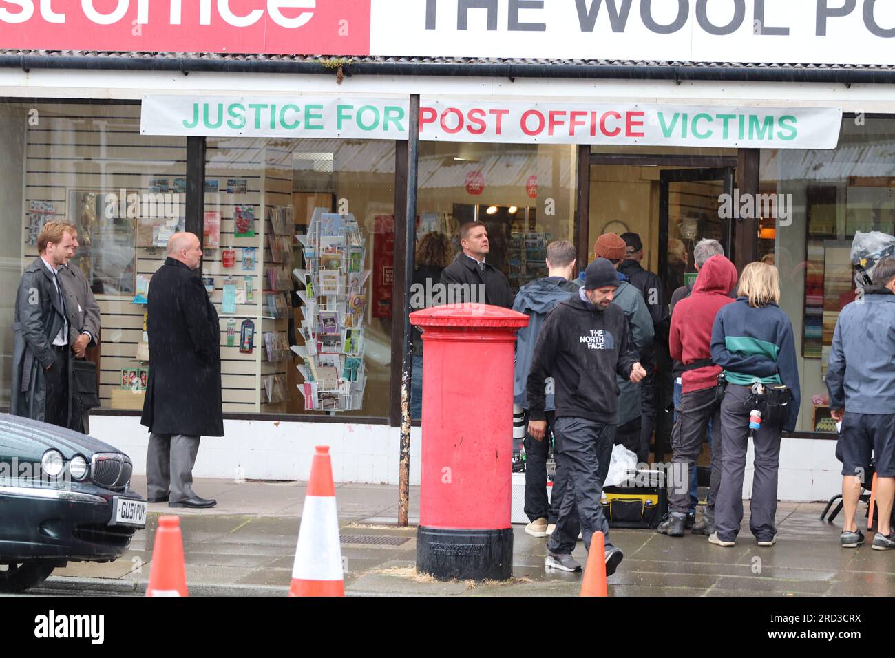 Toby Jones, Julie Hesmondhalgh che filma un dramma ITV Mr Bates VS The Post Office di Llandudno, basato su una vera storia di ingiustizia di Alan Bates, un sub-direttore delle poste che ha deciso di combattere contro uno scandaloso aborto spontaneo della giustizia. I sub-direttori delle poste e le postmiste innocenti sono stati erroneamente accusati di furto, frode e falsa contabilità. Foto Stock