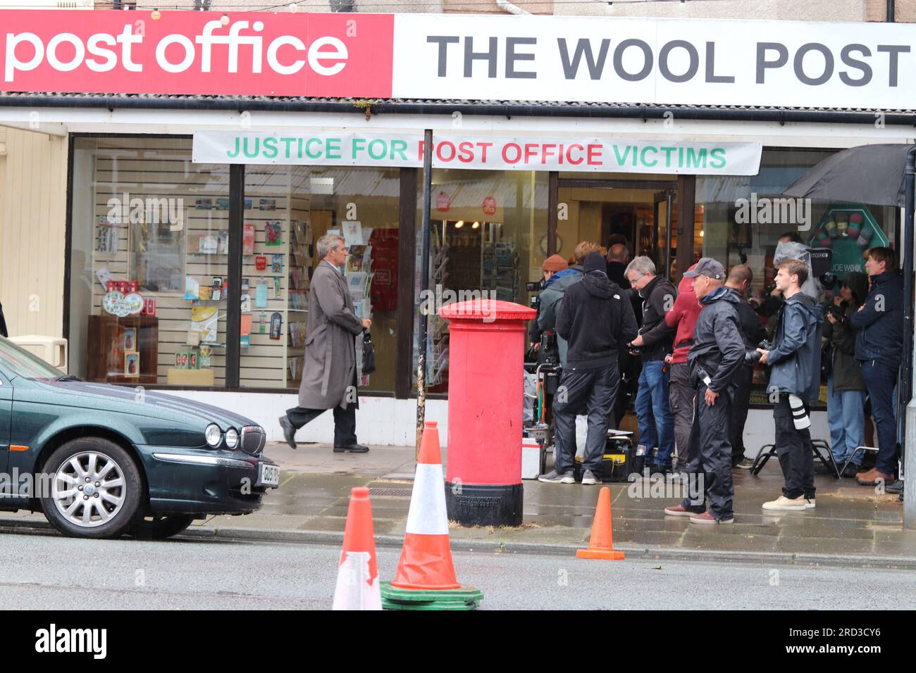 Toby Jones, Julie Hesmondhalgh che filma un dramma ITV Mr Bates VS The Post Office di Llandudno, basato su una vera storia di ingiustizia di Alan Bates, un sub-direttore delle poste che ha deciso di combattere contro uno scandaloso aborto spontaneo della giustizia. I sub-direttori delle poste e le postmiste innocenti sono stati erroneamente accusati di furto, frode e falsa contabilità. Foto Stock