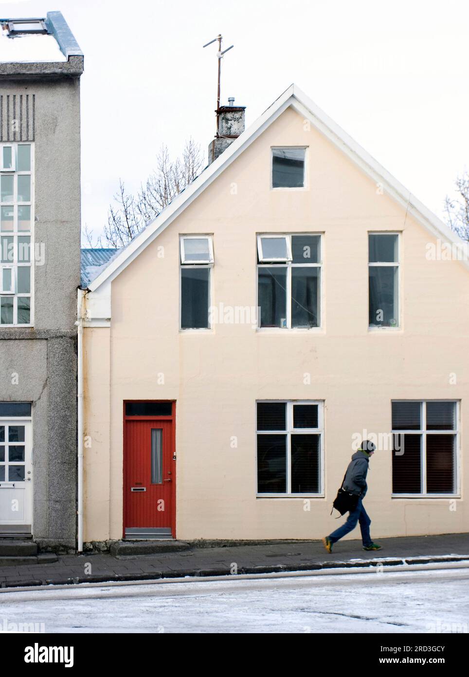 Uomo che cammina per strada a Reykjavik, Islanda. Foto Stock