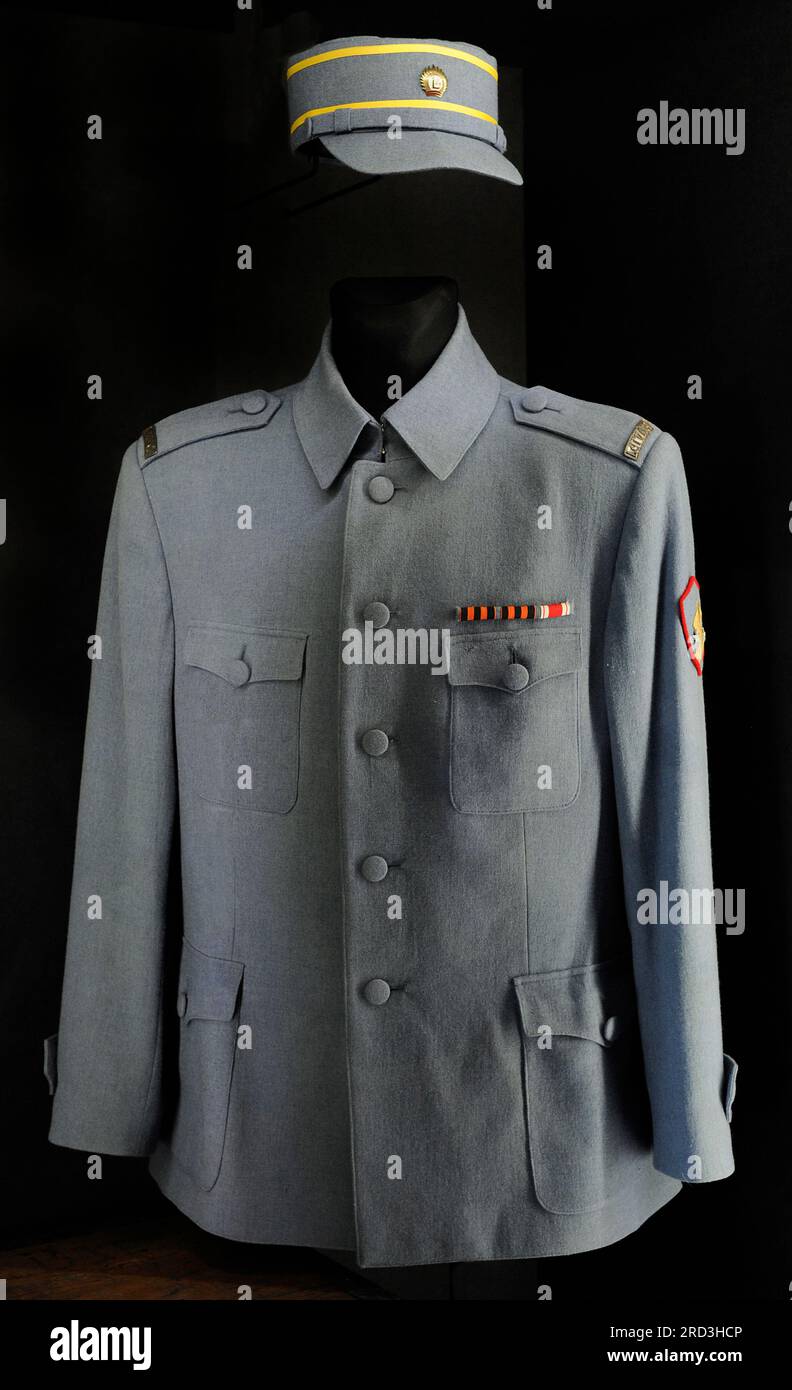 Lettonia. Berretto e giacca dell'ufficiale del Battaglione Troitsk, un'unità lettone formata durante l'ultima fase della guerra civile russa. Museo della guerra lettone. Riga. Lettonia. Foto Stock