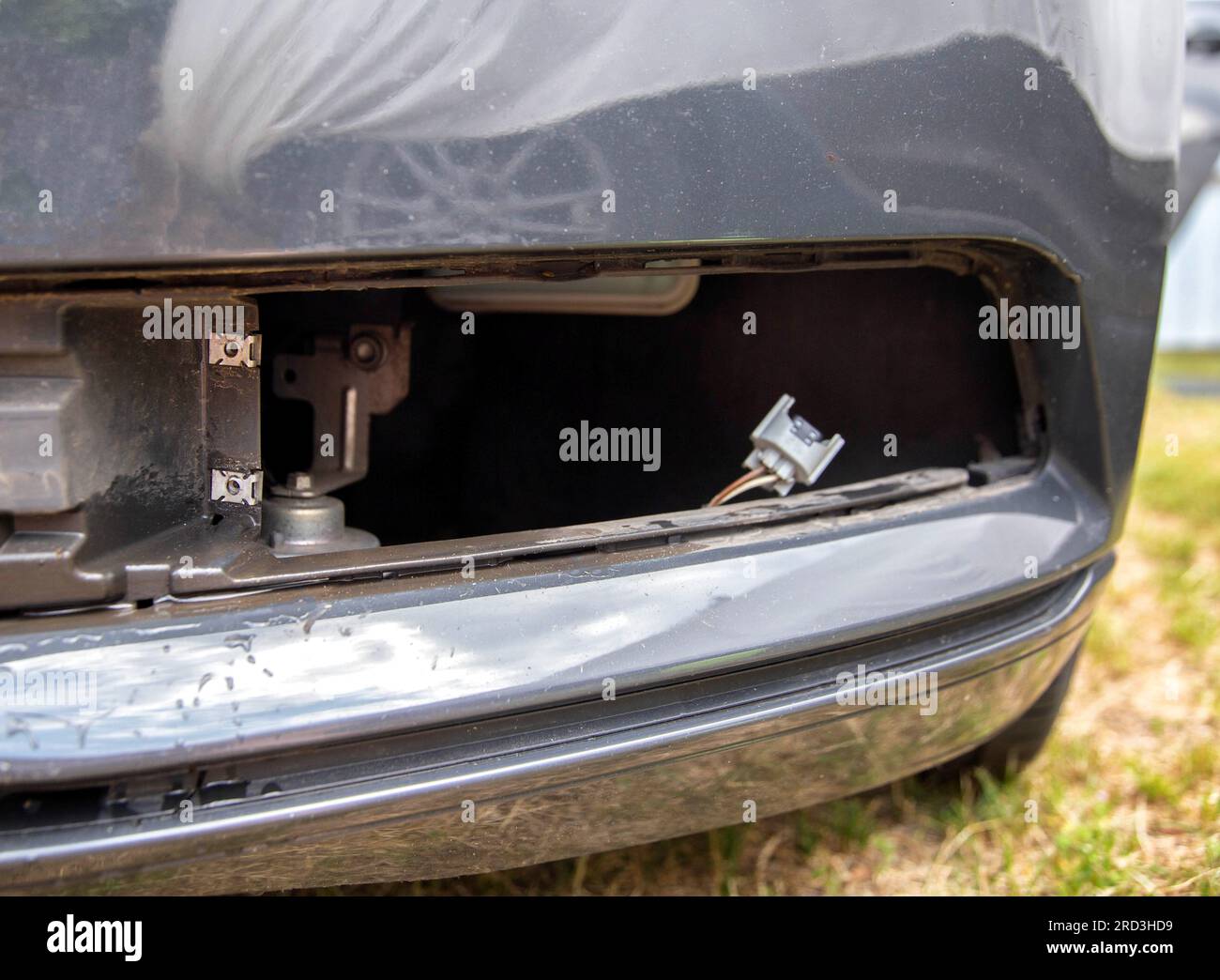 Fendinebbia rimosso da un'auto per sostituire una lampadina bruciata. Foto Stock