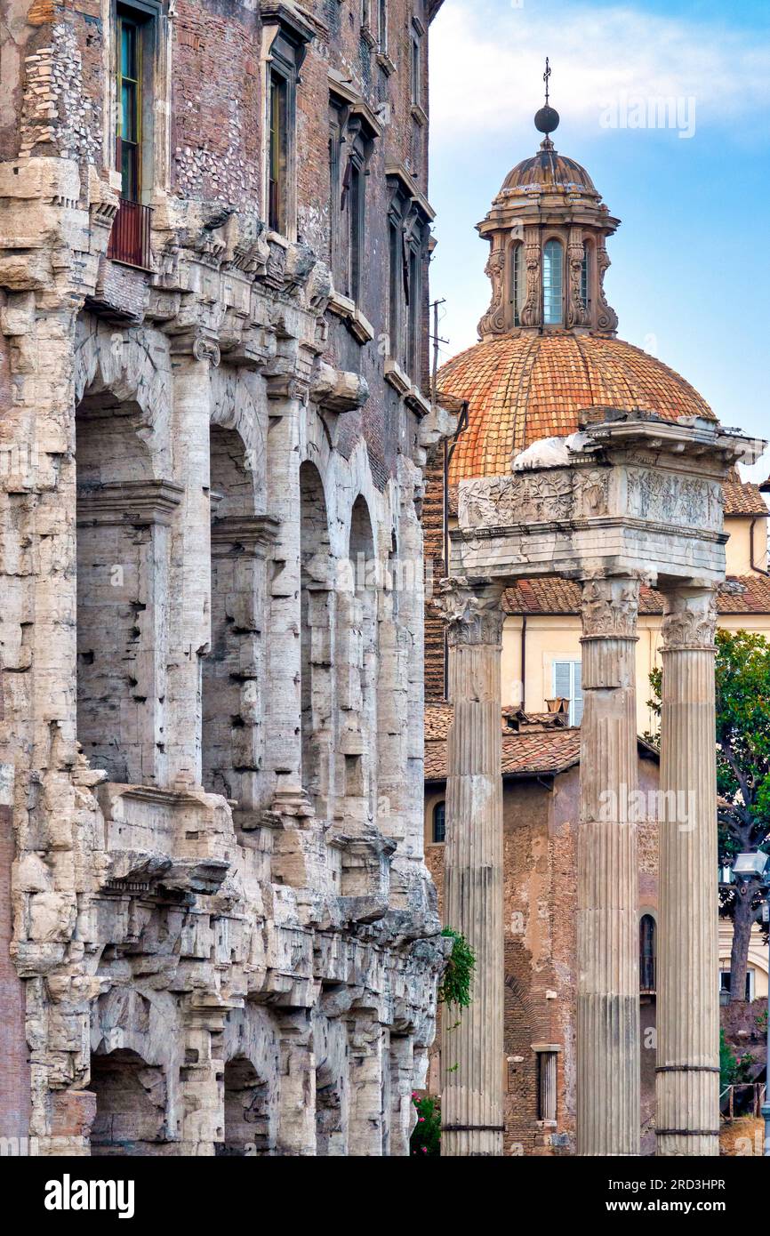 Veduta del Teatro di Marcello, delle rovine del tempio di Apollo Sosiano; Apollinare e la cupola di Santa Maria in Campitelli, Roma, Italia Foto Stock