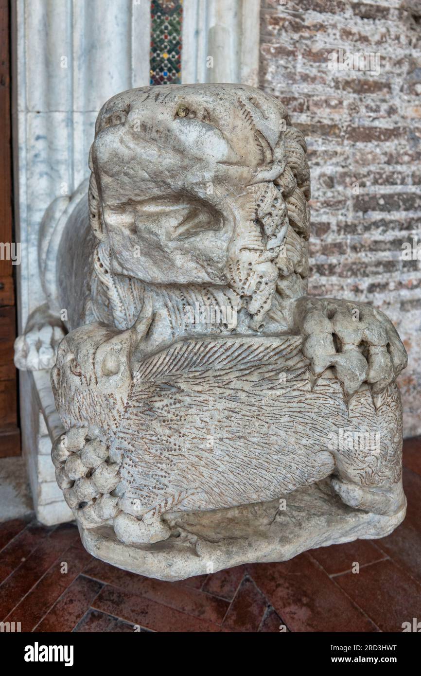 Leone sul lato del portale della Basilica dei Santi Giovanni e Paolo al Celio, Roma, Italia Foto Stock