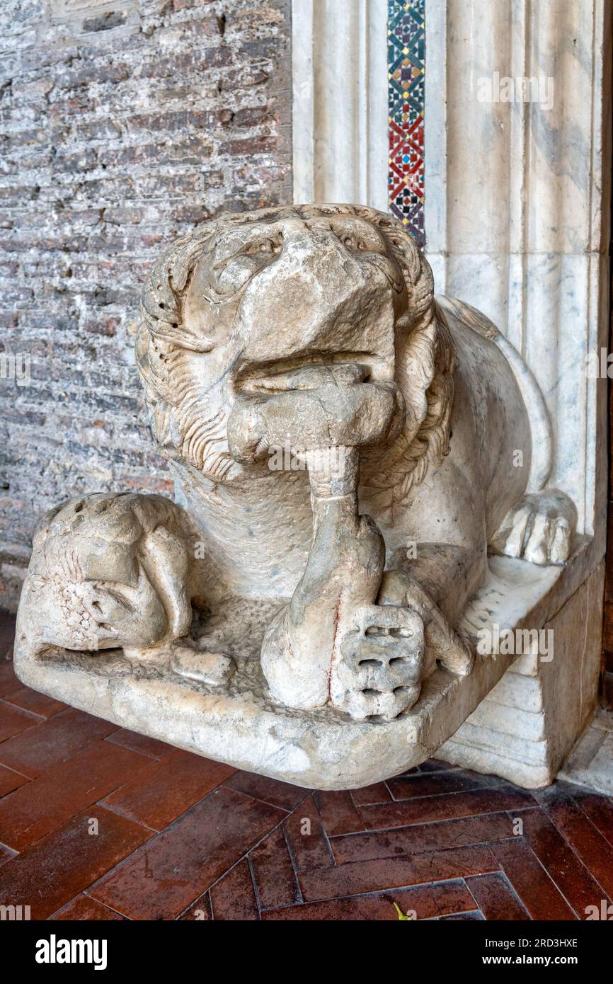 Leone sul lato del portale della Basilica dei Santi Giovanni e Paolo al Celio, Roma, Italia Foto Stock