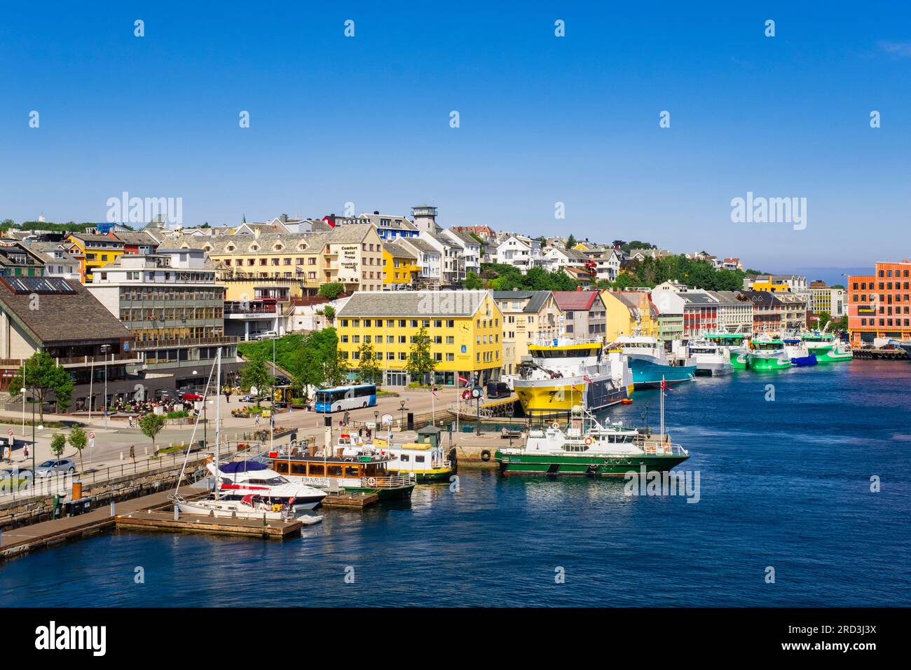 Edifici moderni sul fronte del porto con navi ormeggiate. Isola di Kirkelandet, Kristiansund, contea di Møre og Romsdal, Norvegia, Europa Foto Stock