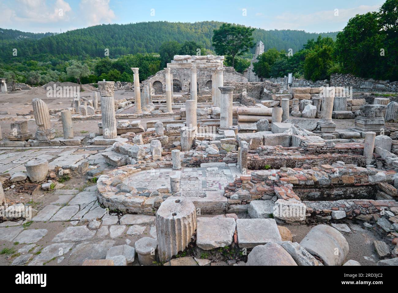 Mugla, Turchia - 20 luglio 2023: Rovine della chiesa bizantina nell'antica città di Stratonikeia Foto Stock