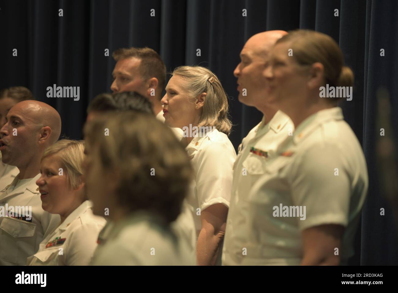 230627-N-SJ665-1117 Washington (27 giugno 2023) il musicista capo Beth Revell, Bullhead, Arizona., canta con la United States Navy Band Sea Chanters. I Sea Chanters si esibiscono al Navy Memorial come parte dei Concerts on the Avenue ogni estate. Foto Stock