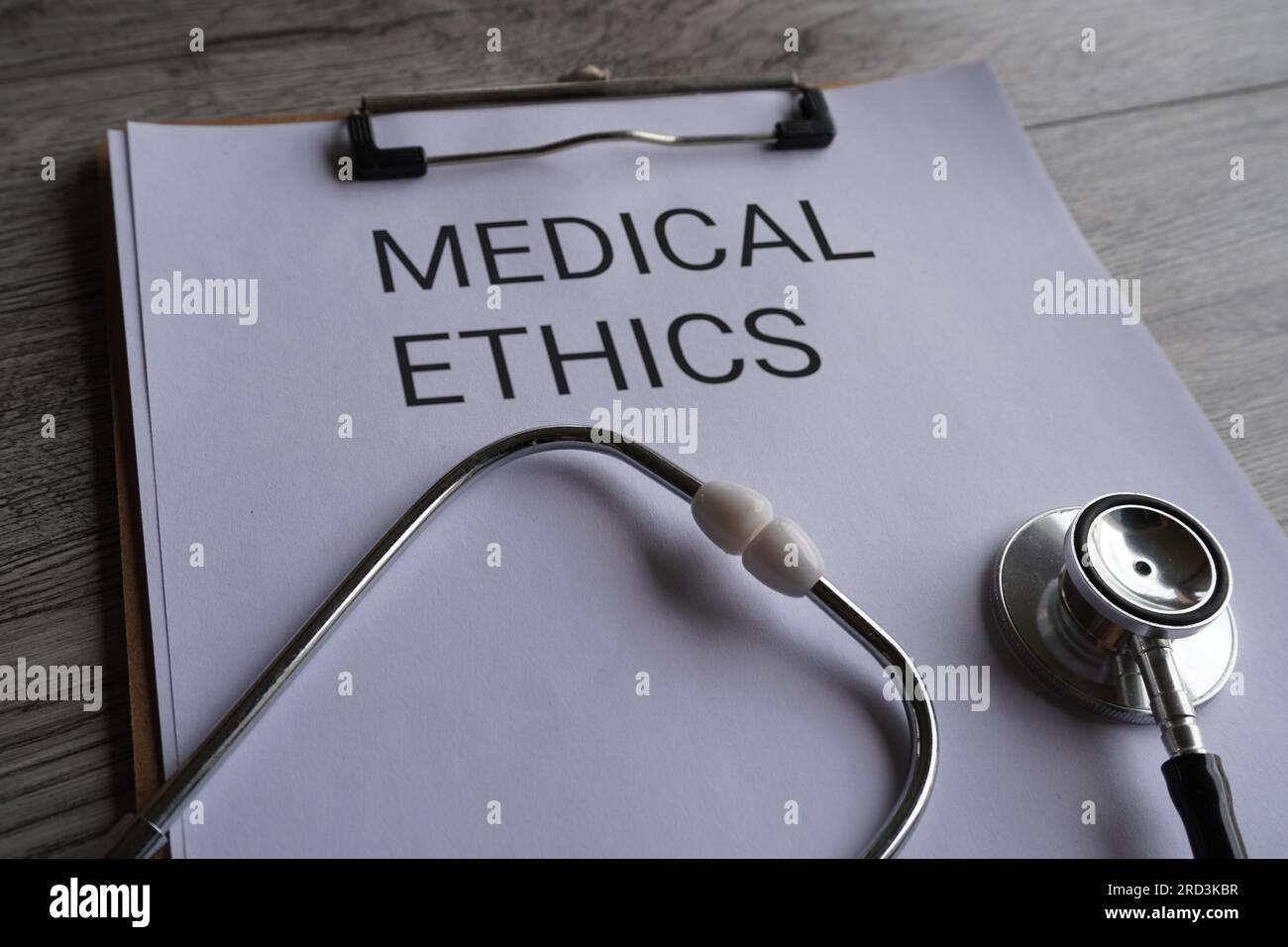 Appunti di carta con testo ETICA MEDICA e stetoscopio. Concetto medico e sanitario Foto Stock