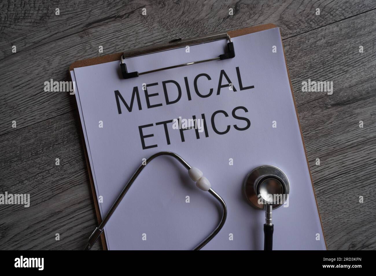 Appunti di carta con testo ETICA MEDICA e stetoscopio. Concetto medico e sanitario Foto Stock