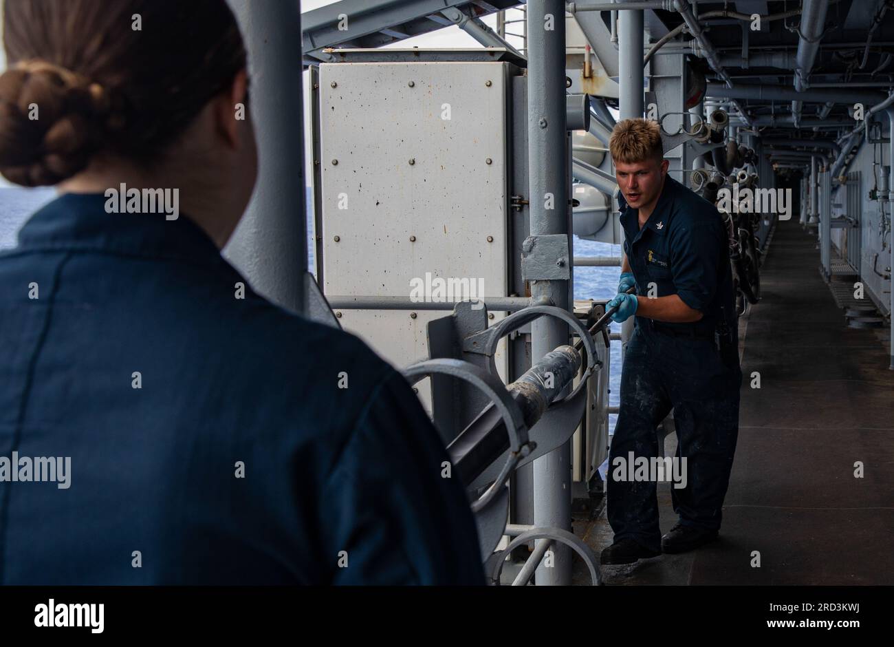 ATLANTIC OCEAN (27 giugno 2023) Gunner's Mate 2nd Class Zackary Lehman e Gunners Mate 3rd Class Dakota Edmondson pulito all'interno della canna del sistema di mitragliatrici MK 38-25mm a bordo della nave d'assalto anfibio USS Wasp (LHD 1), 27 giugno 2023. Il WASP sta conducendo ispezioni e valutazioni della fase di base. Foto Stock