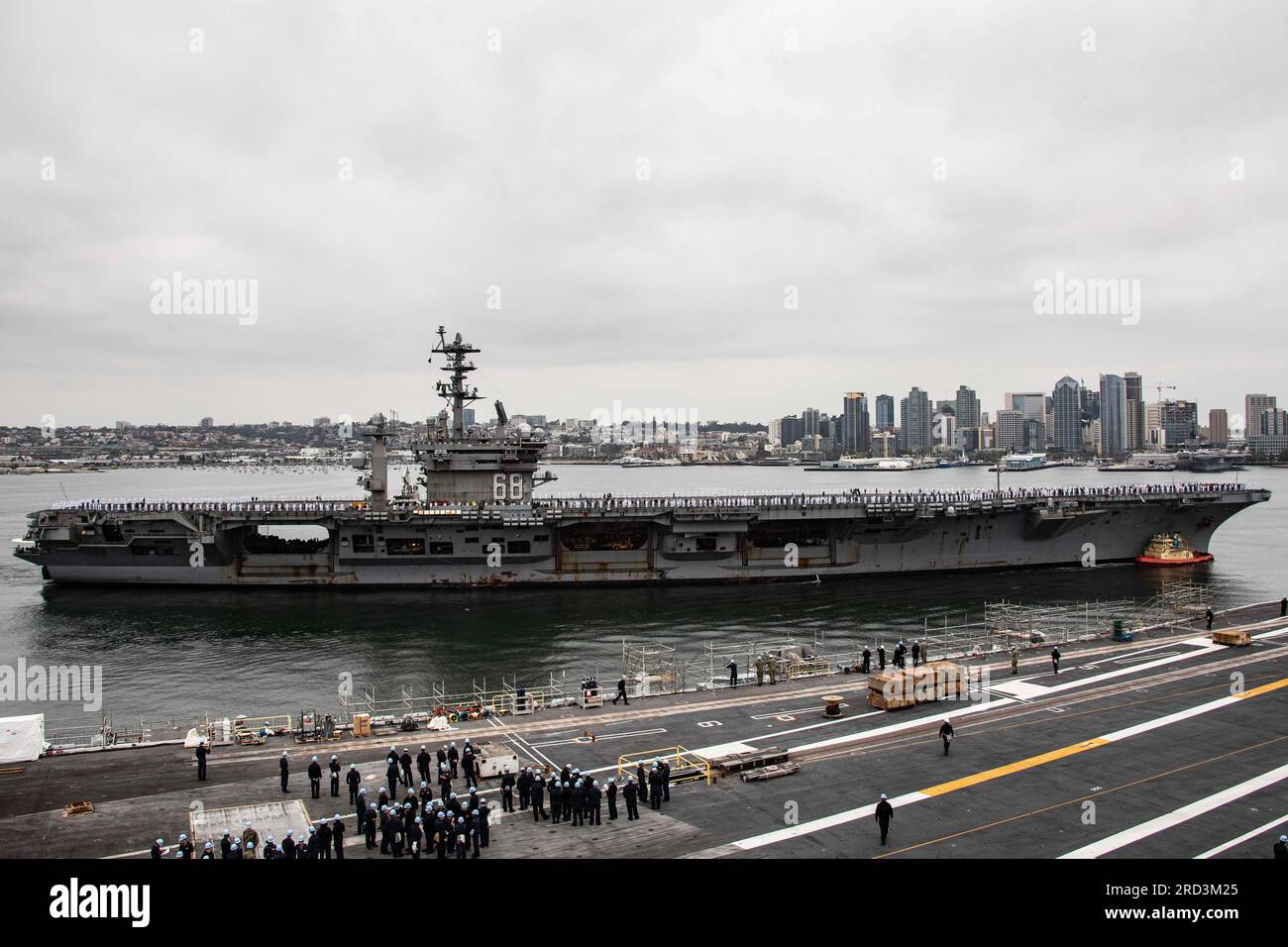 SAN DIEGO (28 giugno 2023) USS Nimitz (CVN 68) arriva a San Diego concludendo un dispiegamento di sette mesi nelle aree operative della 3rd e 7th Fleet (AO). La presenza di Nimitz nella 3rd e 7th Fleet AOS degli Stati Uniti ha rafforzato l'impegno degli Stati Uniti a volare, navigare e operare ovunque il diritto internazionale lo consenta a sostegno di una regione indo-pacifica libera e aperta. Foto Stock