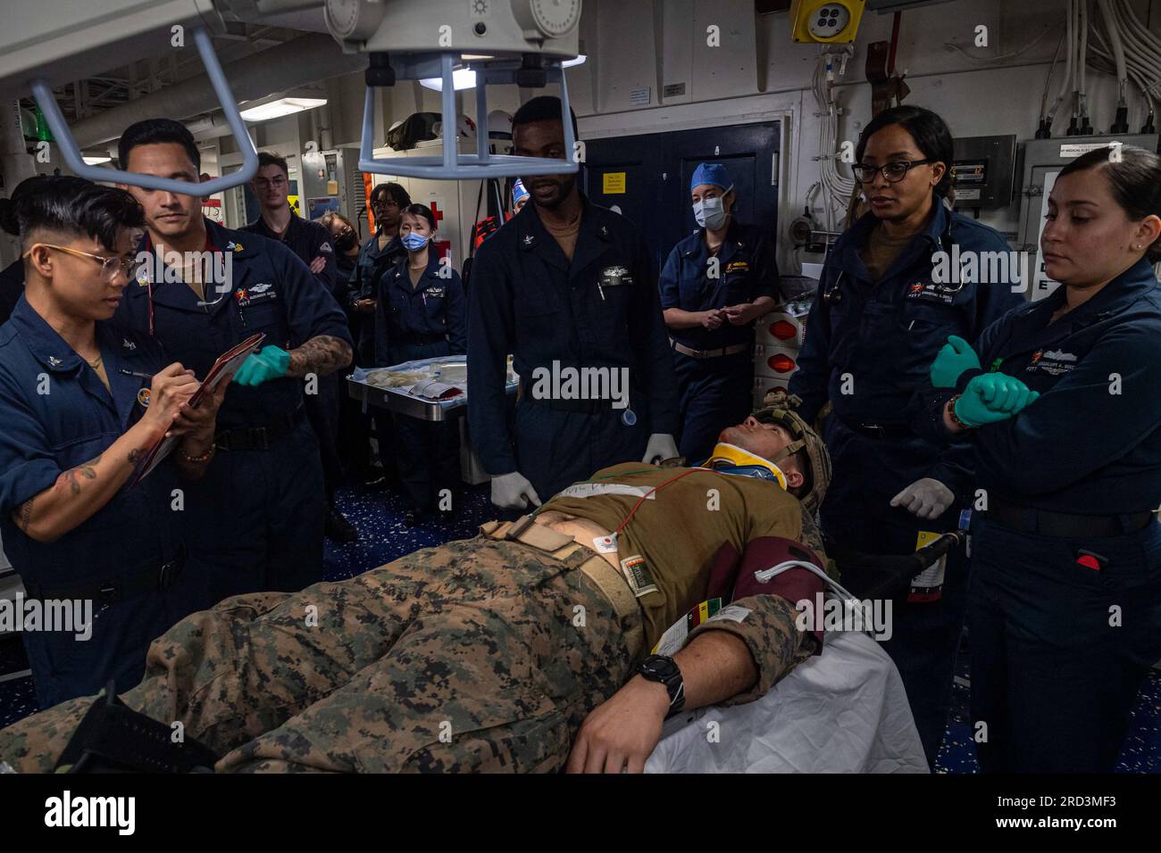 CORAL SEA (27 giugno 2023) i marinai assegnati alla portaerei d'assalto anfibio USS America (LHA 6) e i Marines assegnati alla 31st Marine Expeditionary Unit (MEU), conducono un'esercitazione di massa con vittime nel triage primario della nave, mentre navigano nel Mar dei Coralli, giugno 27. L'America, nave guida dell'America Amphibious Ready Group, sta operando nell'area operativa della settima flotta degli Stati Uniti. La settima flotta statunitense è la U.S. La più grande flotta numerata schierata in avanti della Marina, e interagisce regolarmente e opera con alleati e partner per preservare una regione indo-pacifica libera e aperta. Foto Stock