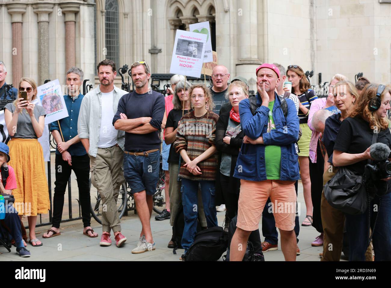 Londra, Regno Unito. 18 luglio 2023. Right to Roam e The Stars sono per tutti per un raduno al di fuori della Royal Courts of Justice, poiché si sente l'appello per determinare se il campeggio selvaggio continuerà a essere un diritto nel Dartmoor National Park. Per decenni il Dartmoor National Park è stato l'unico luogo in Inghilterra dove il campeggio selvaggio è legalmente permesso. Ma quel diritto è stato rovesciato da una sentenza della Corte suprema nel gennaio di quest'anno. Questo luglio, l'alta Corte sentirà le autorità del Parco Nazionale di Dartmoor appellarsi contro questa sentenza regressiva. Crediti: Waldemar Sikora/Alamy Live News Foto Stock