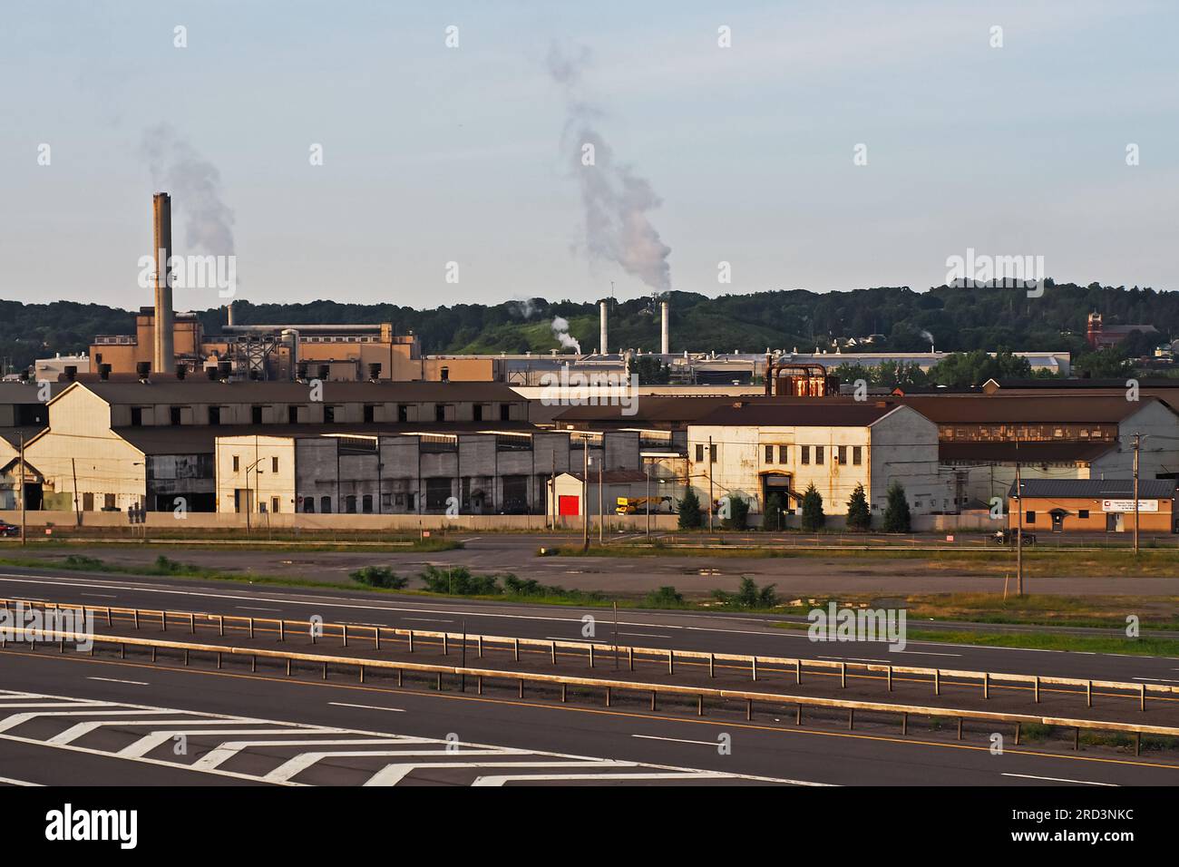 Solvay, New York, USA. 15 luglio 2023. Veduta dell'ex Allied Chemical Plant, ora di proprietà di Honeywell International, accanto alla fiera dello stato di New York Foto Stock