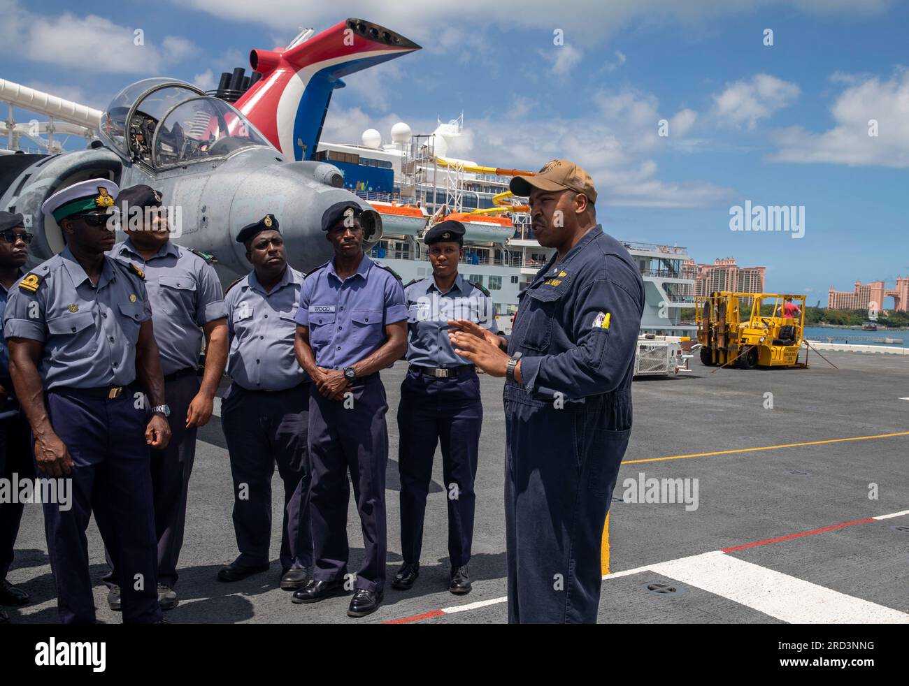 NASSAU, Bahamas (28 giugno 2023), tenente jg. Victor Cooper fa un tour ai membri della Royal Bahamian Defense Force a bordo della nave d'assalto anfibio USS Wasp (LHD 1), 28 giugno 2023. Il WASP si trova a Nassau, nelle Bahamas, per una visita programmata al porto per celebrare il 50° anniversario dell'indipendenza delle Bahamas, e l'opportunità di rafforzare il partenariato bilaterale di 50 anni con il Commonwealth delle Bahamas, un importante rapporto con un partner regionale chiave. Foto Stock