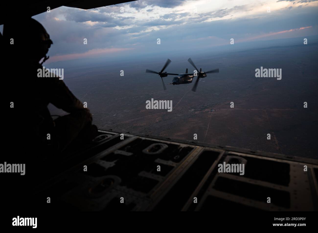 STATI UNITI Air Force Tech. Il sergente Michael Doherty, 9th Special Operations Squadron Loadmaster, assiste a un CV-22 Osprey assegnato al 20th Special Operations Squadron durante l'operazione Centennial Contact sopra il New Mexico, 27 giugno 2023. Operation Centennial Contact celebra 100 anni di esperienza nel rifornimento aereo, una capacità che offre una portata globale rapida e senza precedenti e una manovra significativa per la forza congiunta e i nostri alleati e partner. Foto Stock