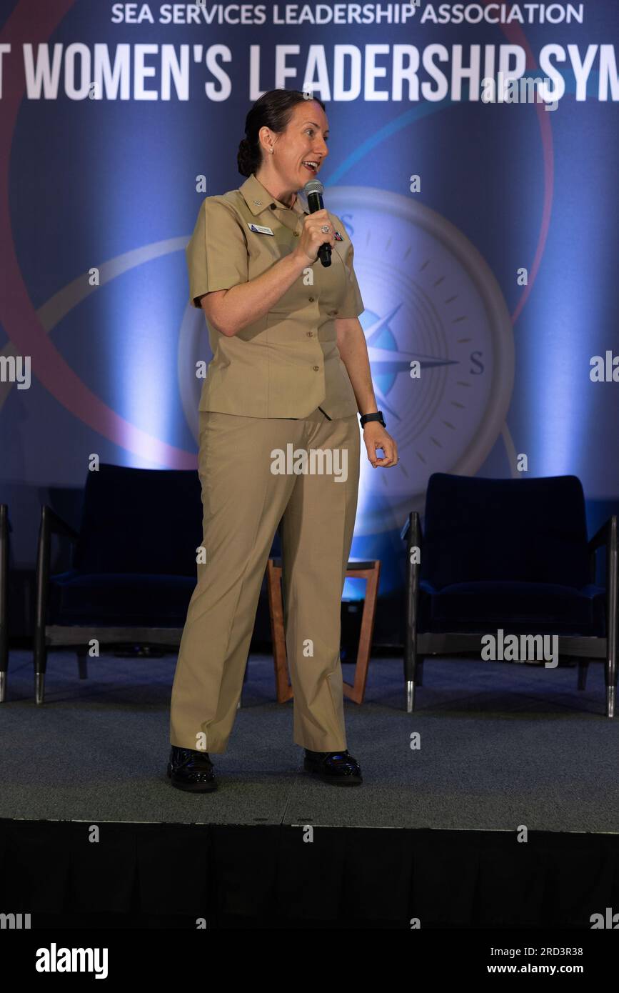 STATI UNITI Il capitano della Marina Emily Bassett, ufficiale di propulsione nucleare della forza del Comandante, Naval Air Forces, dà le osservazioni di apertura durante il Joint Women's Leadership Symposium presso il San Diego Convention Center di San Diego, California, 29 giugno 2023. La Sea Service Leadership Association è un'organizzazione no-profit che ospita annualmente un JWLS che fornisce sviluppo professionale attraverso il networking, l'istruzione e il mentorship per le donne di tutte e tre le forze armate marittime. Foto Stock