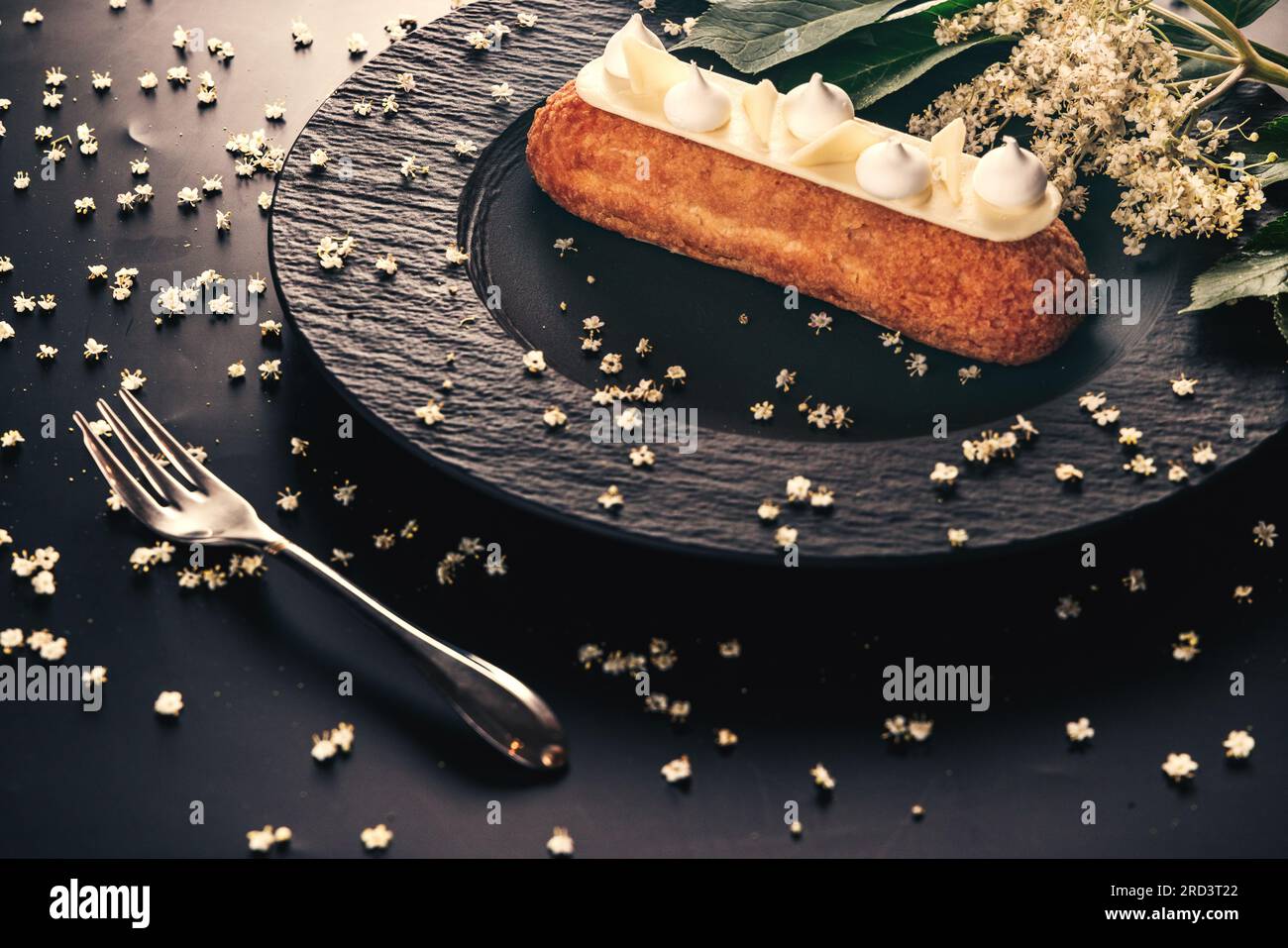 Eclair francese sfiorato con cioccolato o profiteroles dolci italiani con fresco freddo succo di nana-anziano, dolce gustoso, cibo fresco sfondo estivo. Foto Stock