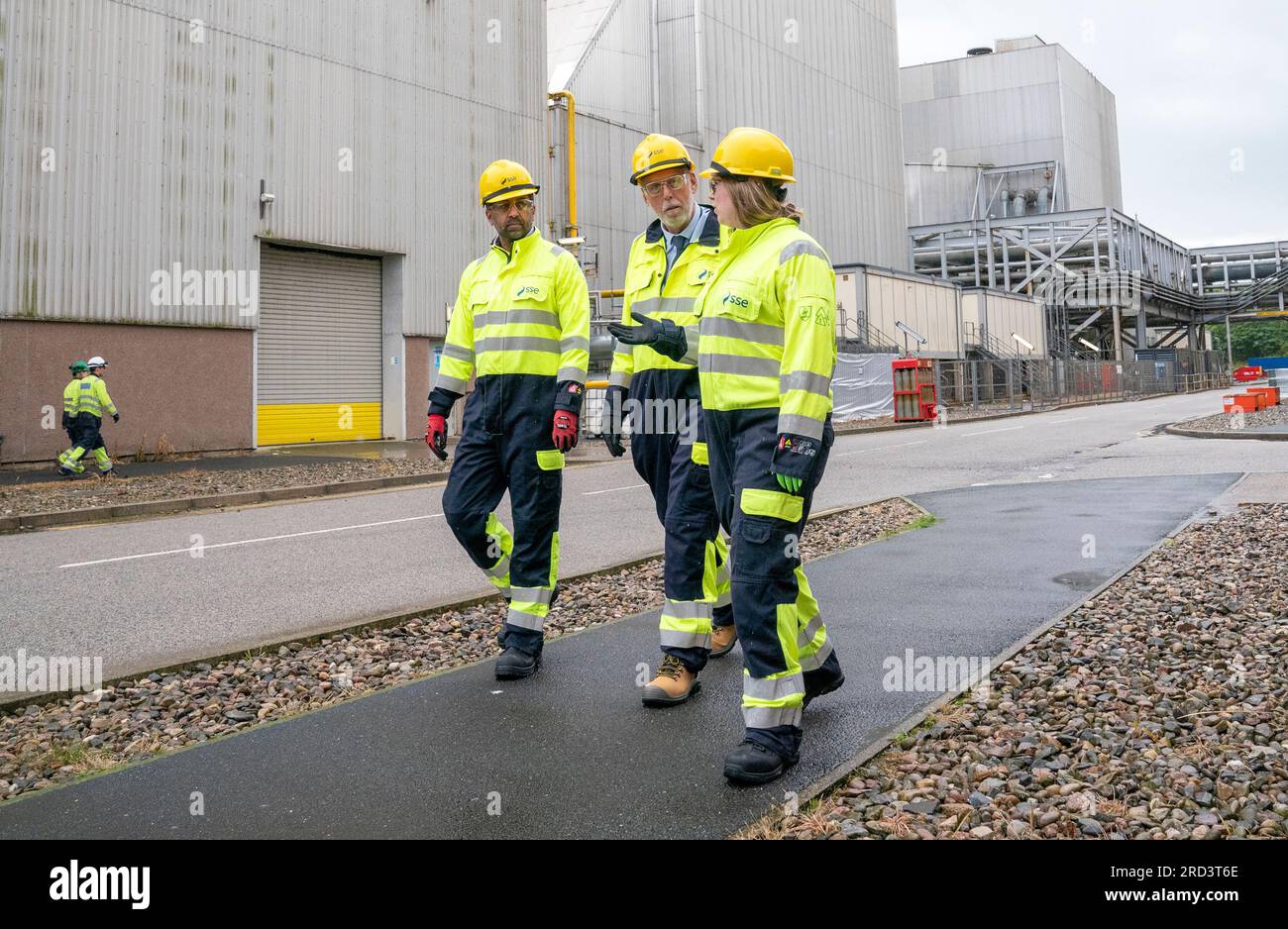 Il primo ministro Humza Yousaf con il capo degli affari aziendali Helen Sanders (a destra) e il direttore delle operazioni termiche Mark Hayward (centro) durante il suo tour della centrale elettrica di Peterhead, nell'Aberdeenshire, mentre sottolinea l'impegno del governo scozzese per il progetto di cattura e stoccaggio del carbonio di Acorn (CCS). Data foto: Martedì 18 luglio 2023. Foto Stock